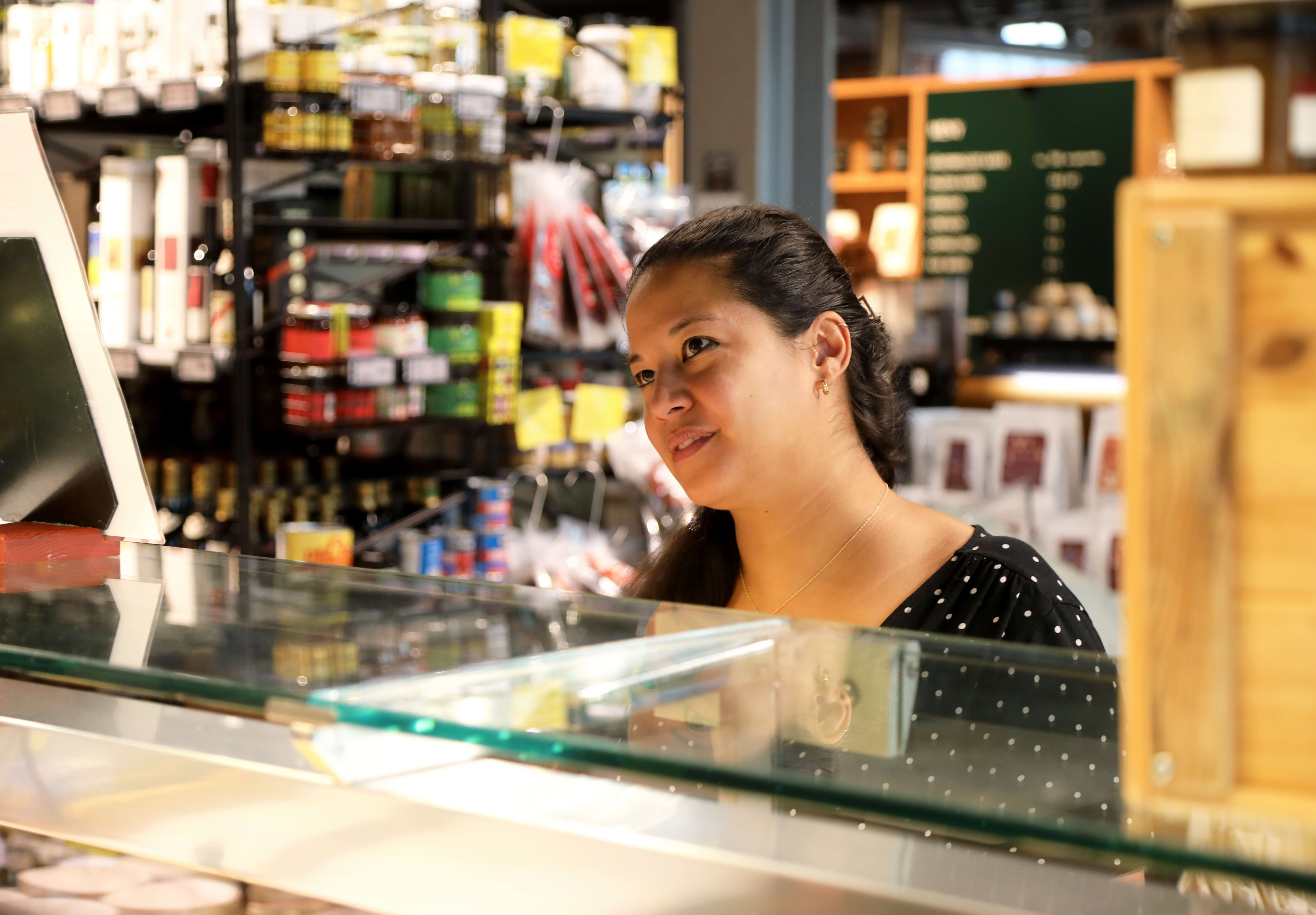 Emma Young har skrevet bok om ost. Her er hun innom Gutta på Haugen i Mathallen.