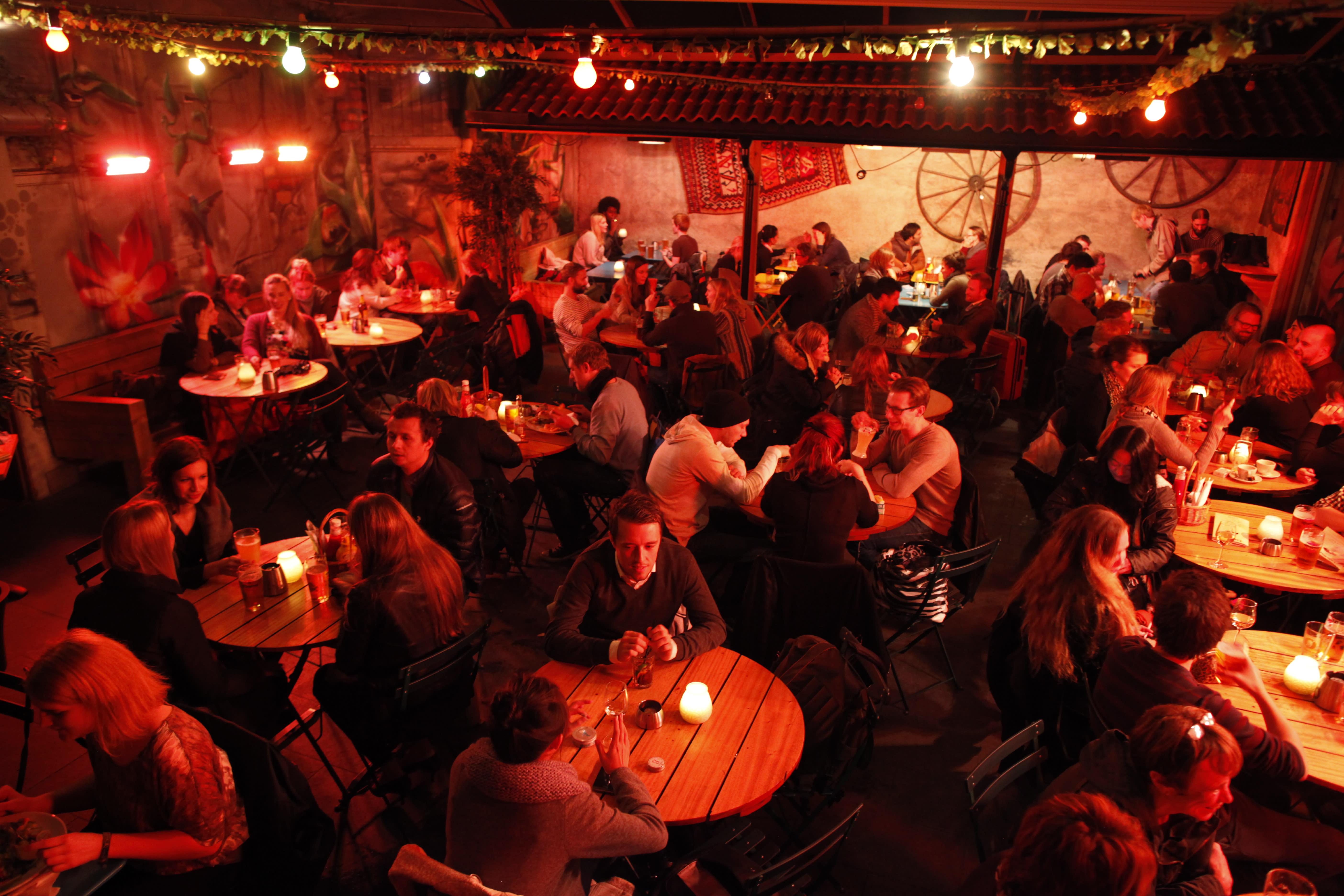 Hos Café Sara sitter du lunt i lyset fra alle varmelampene.