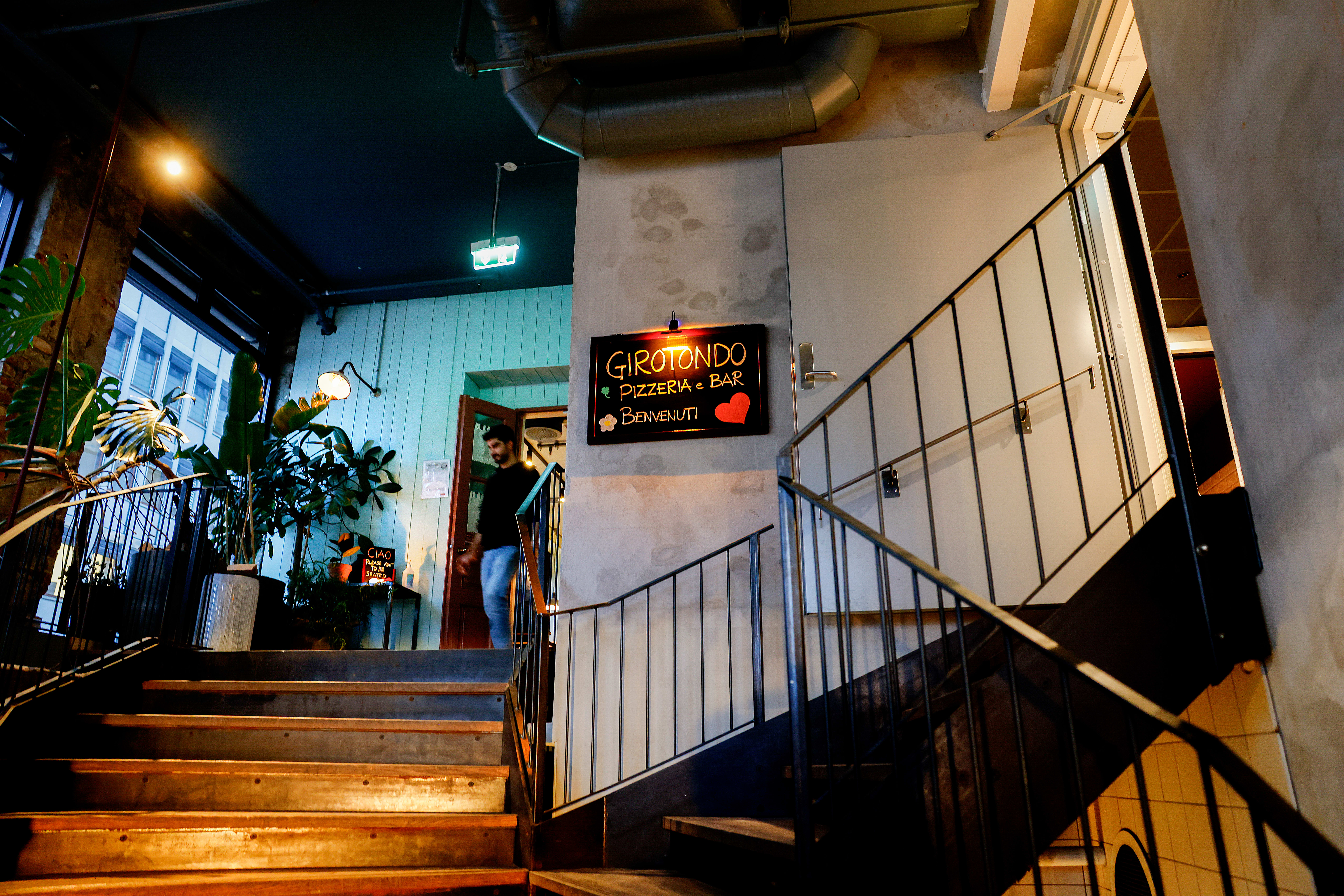 Ta trappen opp til Girotondo. Her får du deilig pizza.