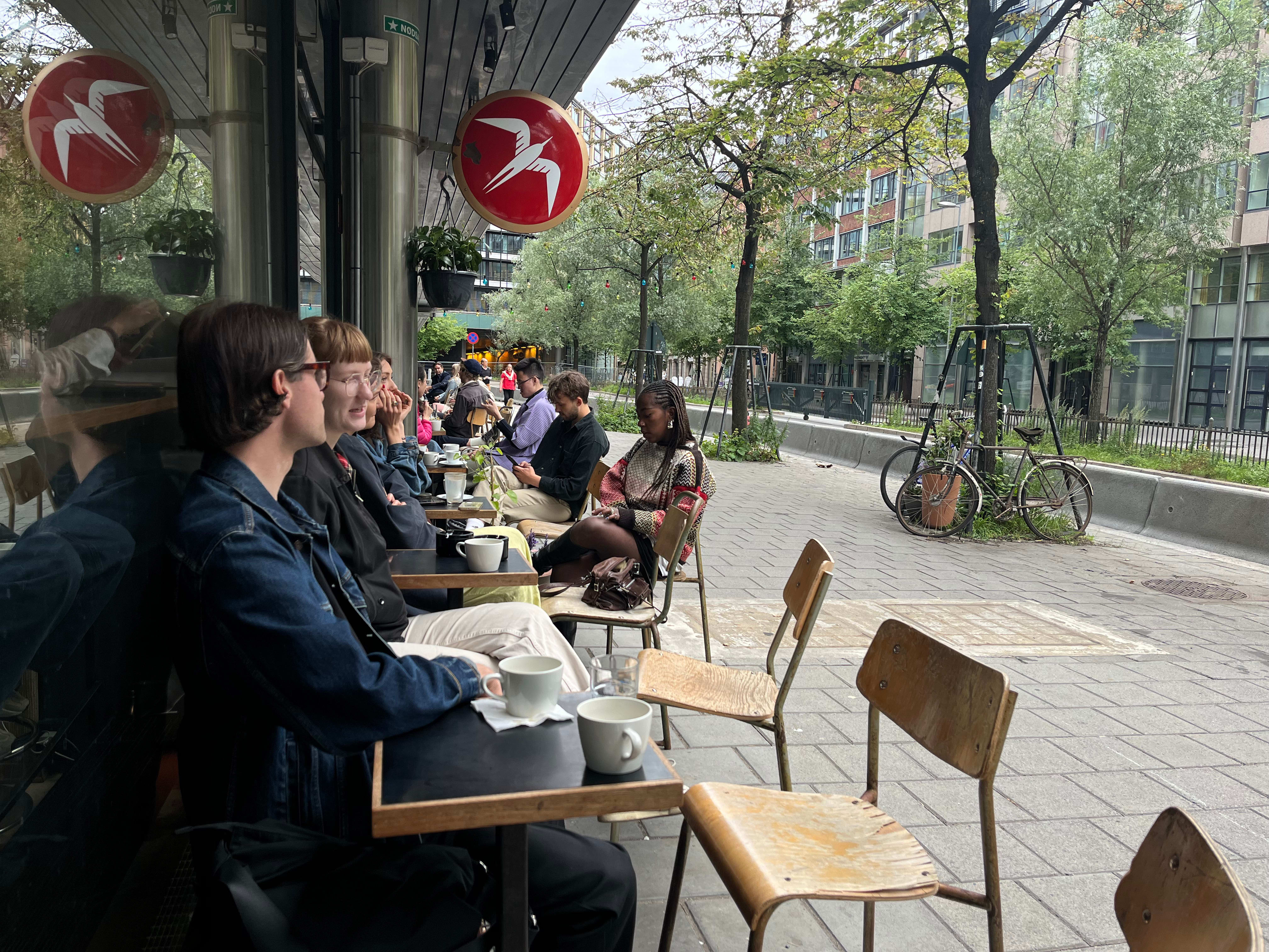 På Fuglen kan du sitte både ute og inne. Det blir ofte folksomt, så vær tidlig ute. 