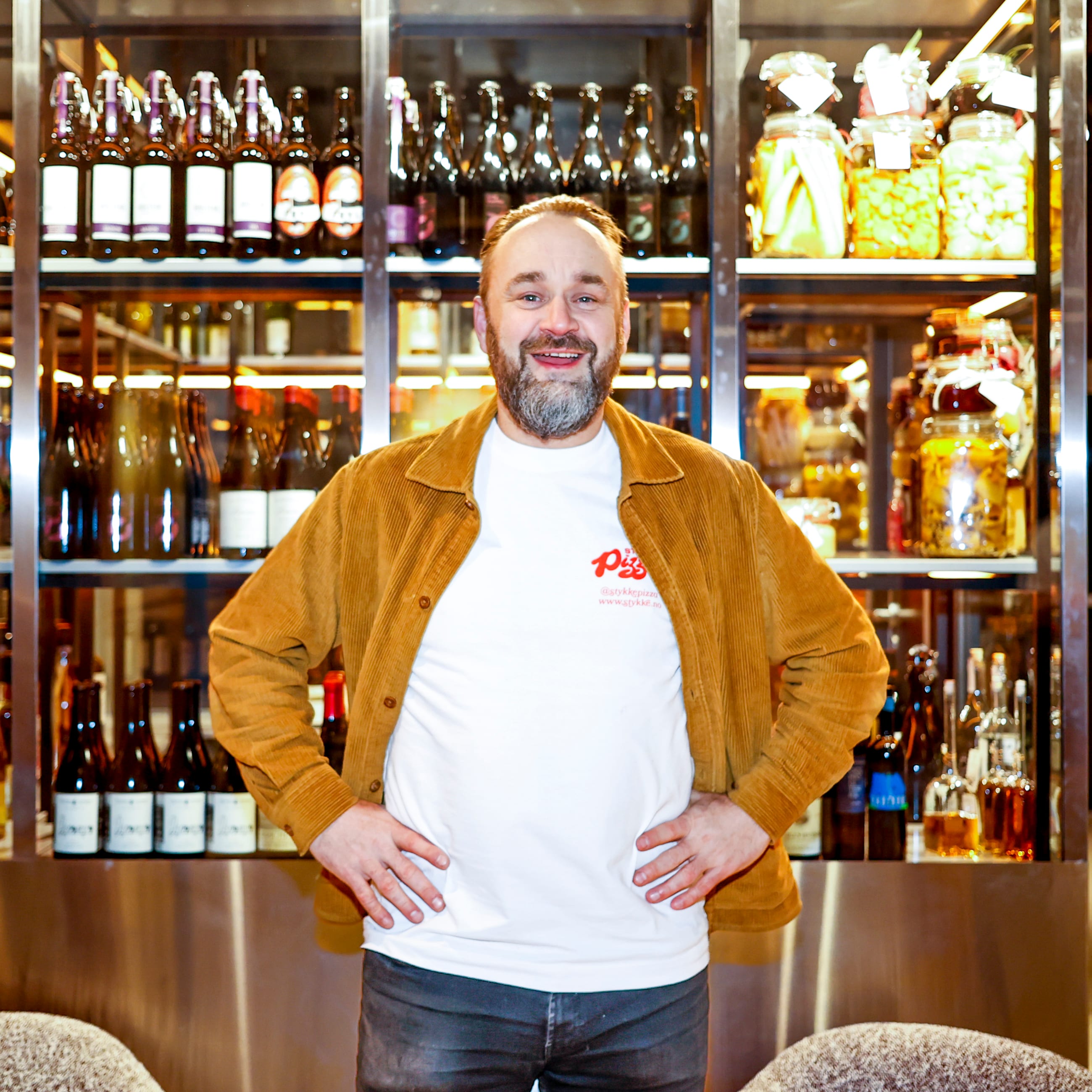 Runar Eggesvik håper det blir flere serveringssteder i distriktene de neste årene. Her er han på nyåpnet VinVin i Torggata.