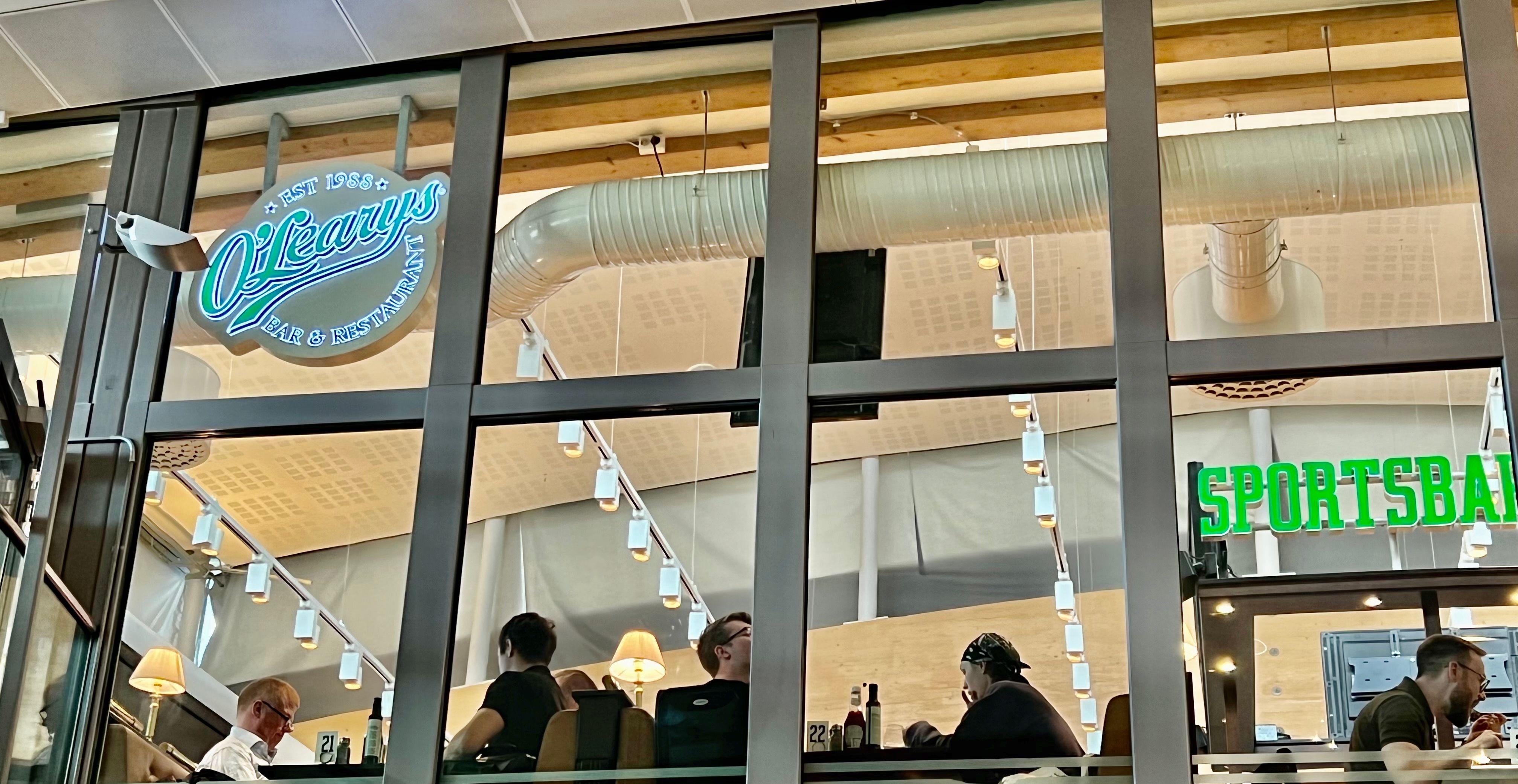 I andre etasje ligger sportspuben O’Learys med middels mat. 