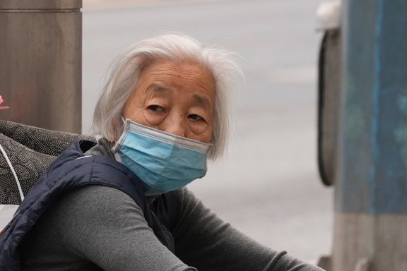 Eldre kinesere vegrer seg for vaksinen. Det er ikke helt uten grunn.