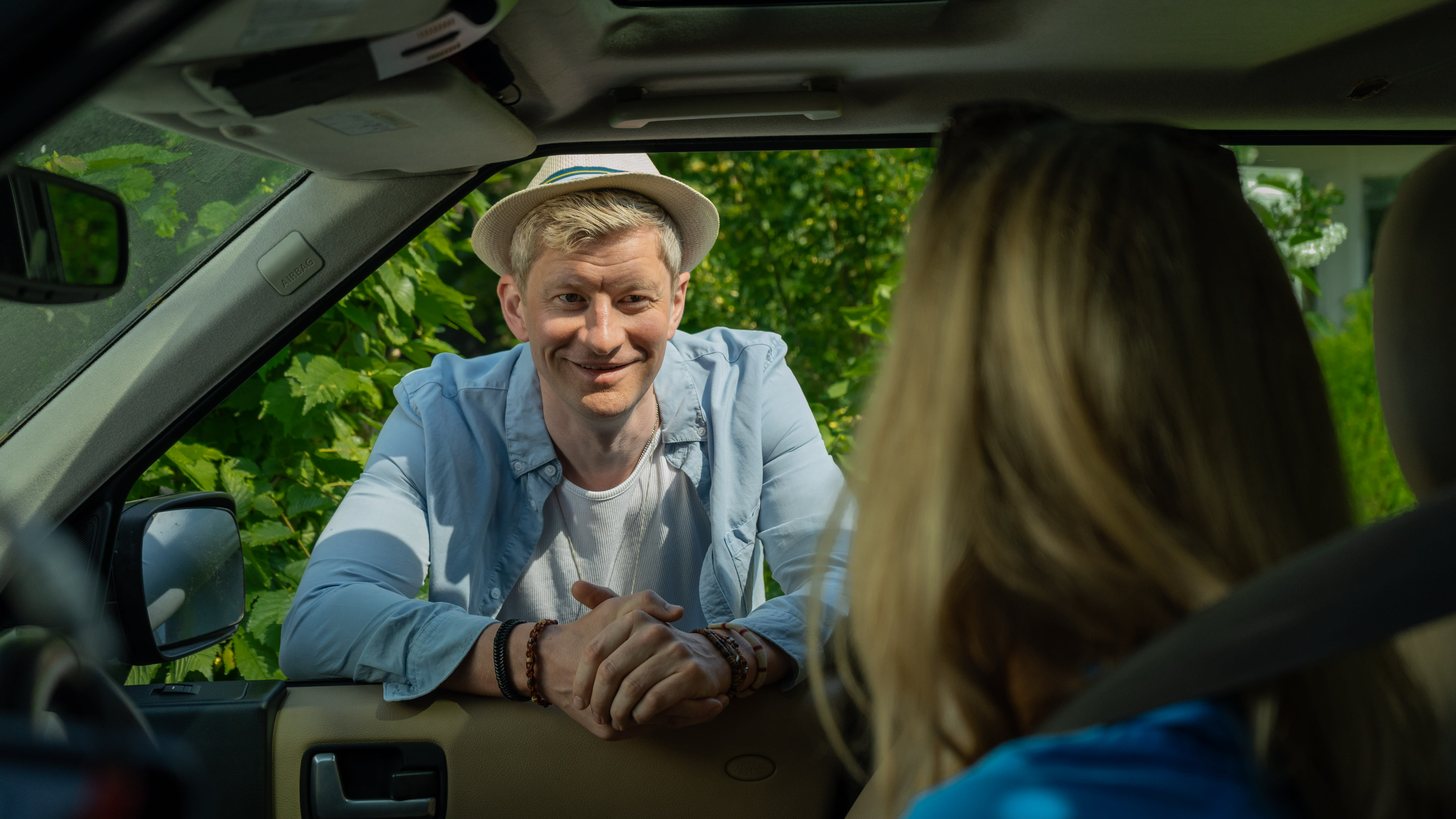 Odd-Magnus Williamson dukker opp som Pørnis nabo i sesong 2. Han er spansklærer og vinimportør.
