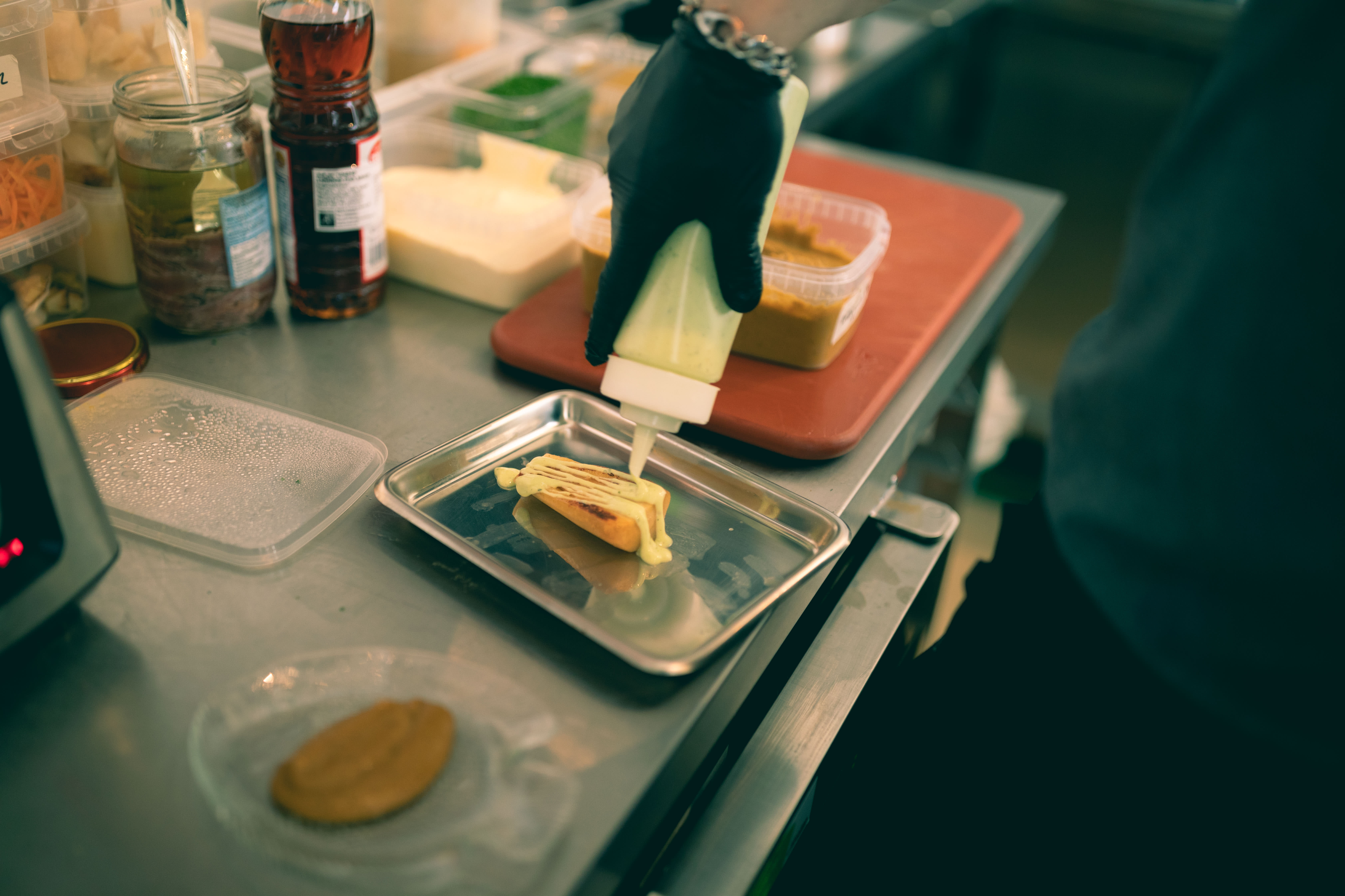 Da Vinks fotograf kommer innom, forteller kokken at han eksperimenterer med nye retter. Menyen forandrer seg hver dag. 