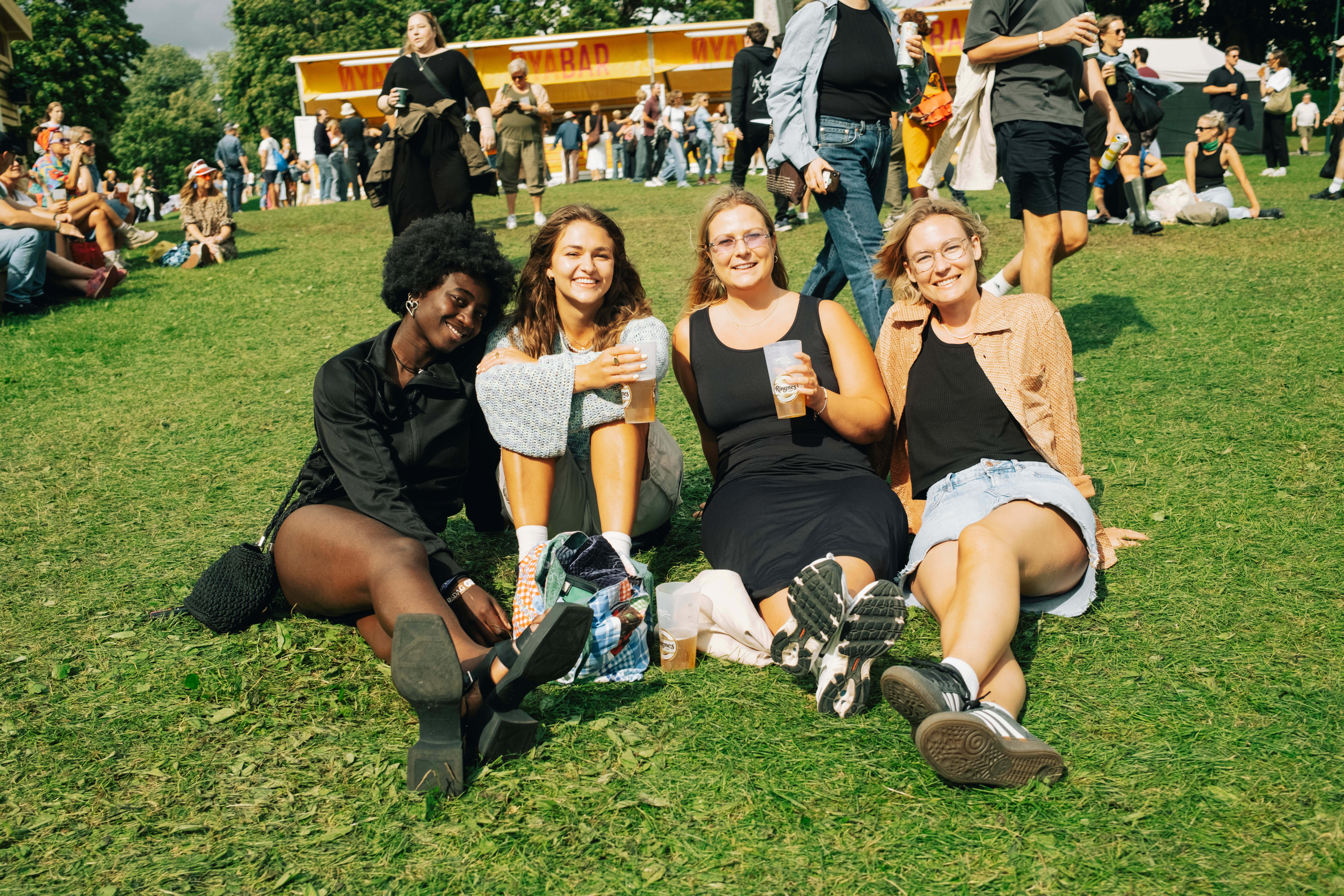 (F.v.) Desee (25), Camilla (26), Frida (26) og Aurora (27) vil helst ikke tenke på hvor mange papp som blir brukt. 