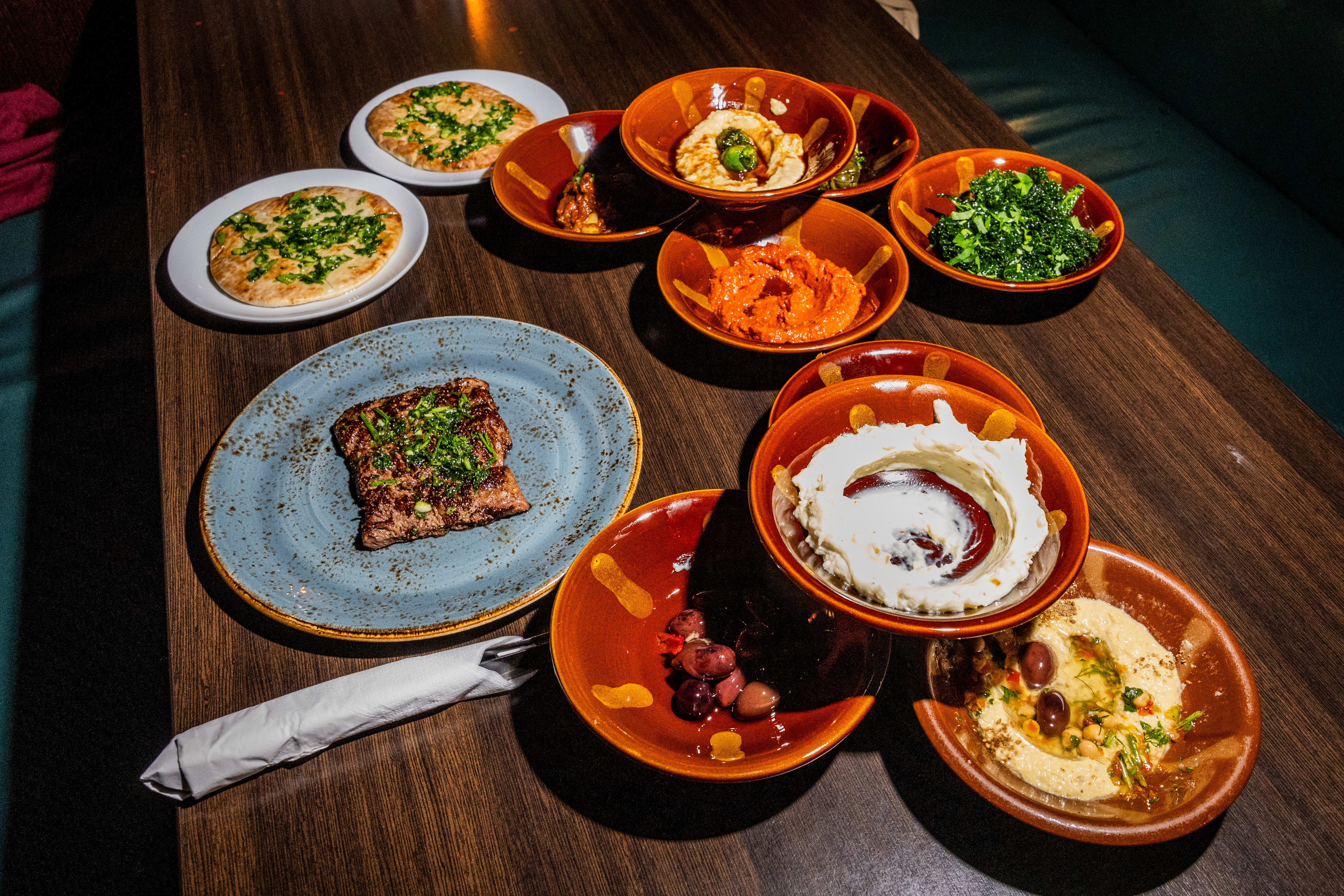 Mye forskjellig mat hos Habibi.