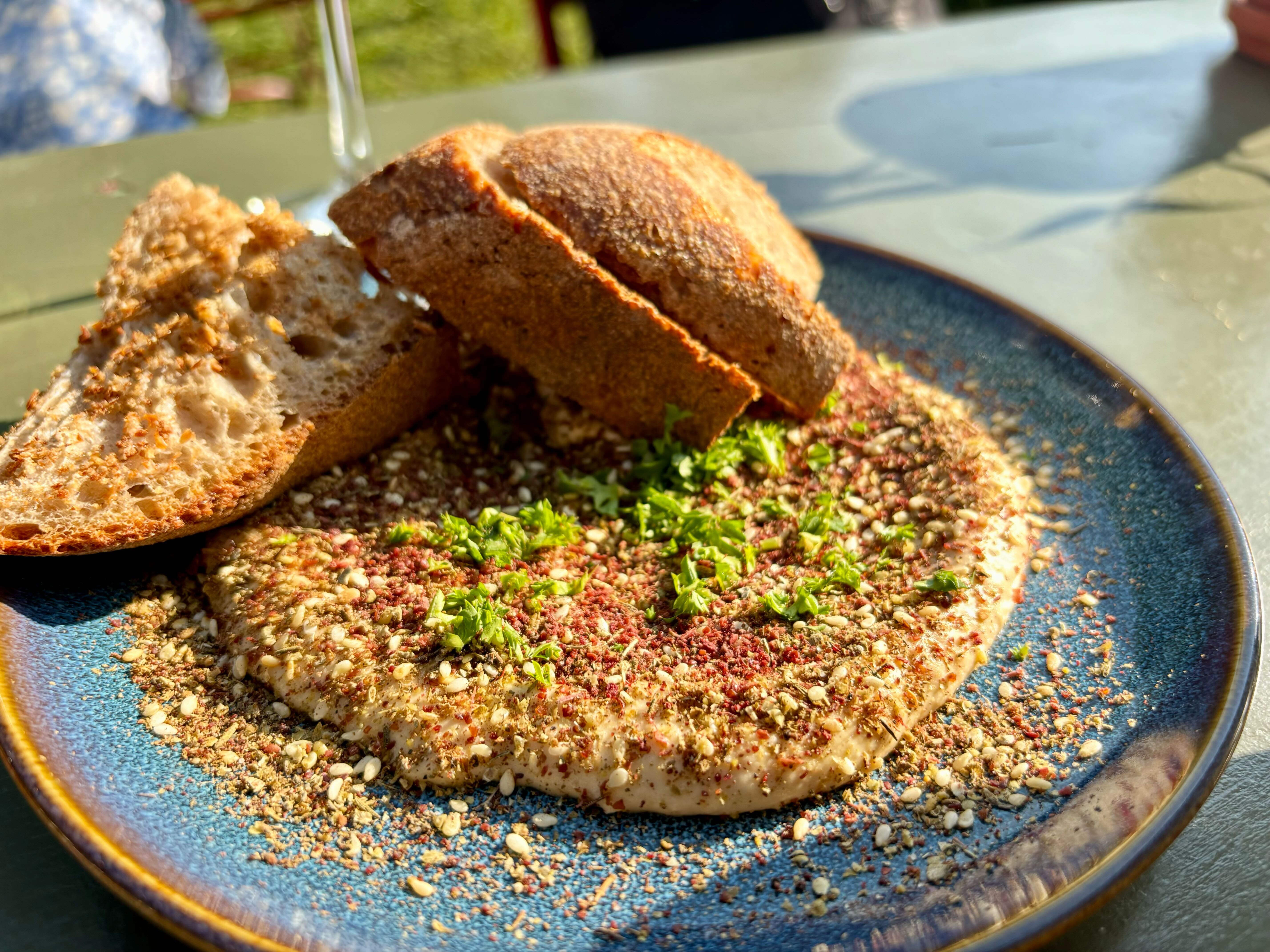 Hummus med brød er en fin snack. 