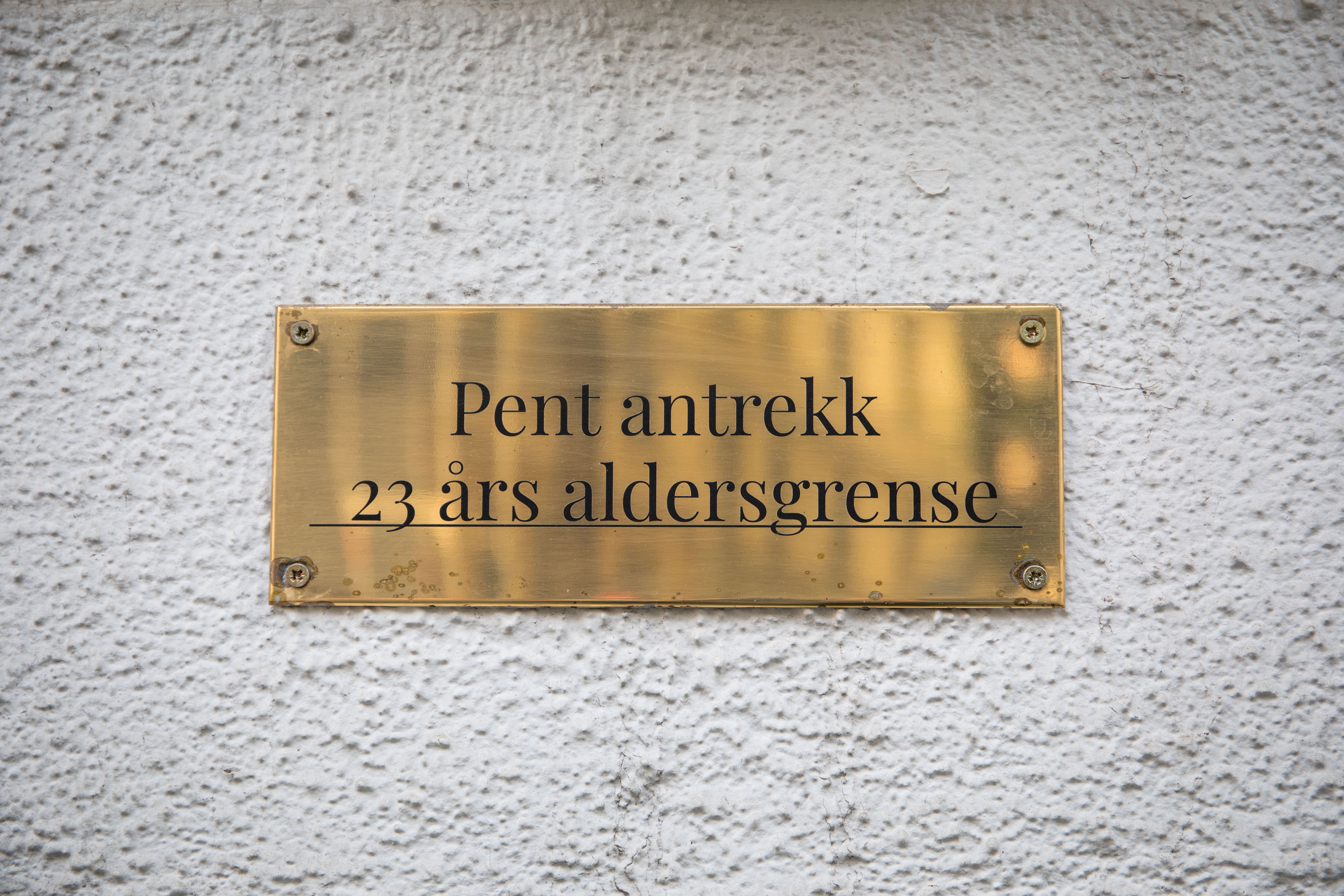 Utesteder sier nei til hodeplagg, hettegensere og joggebukser