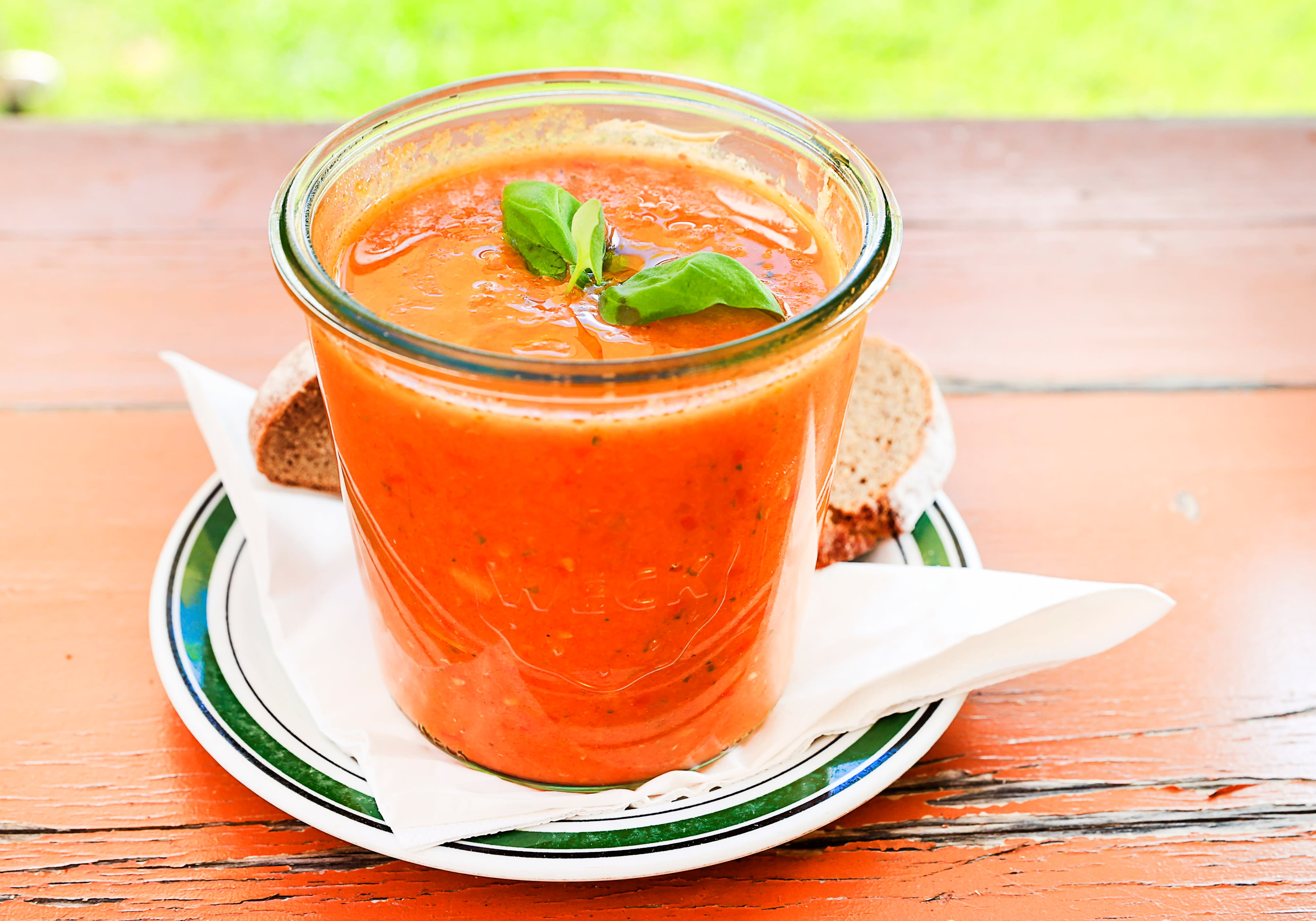 En stor porsjon hjemmelaget gazpacho.