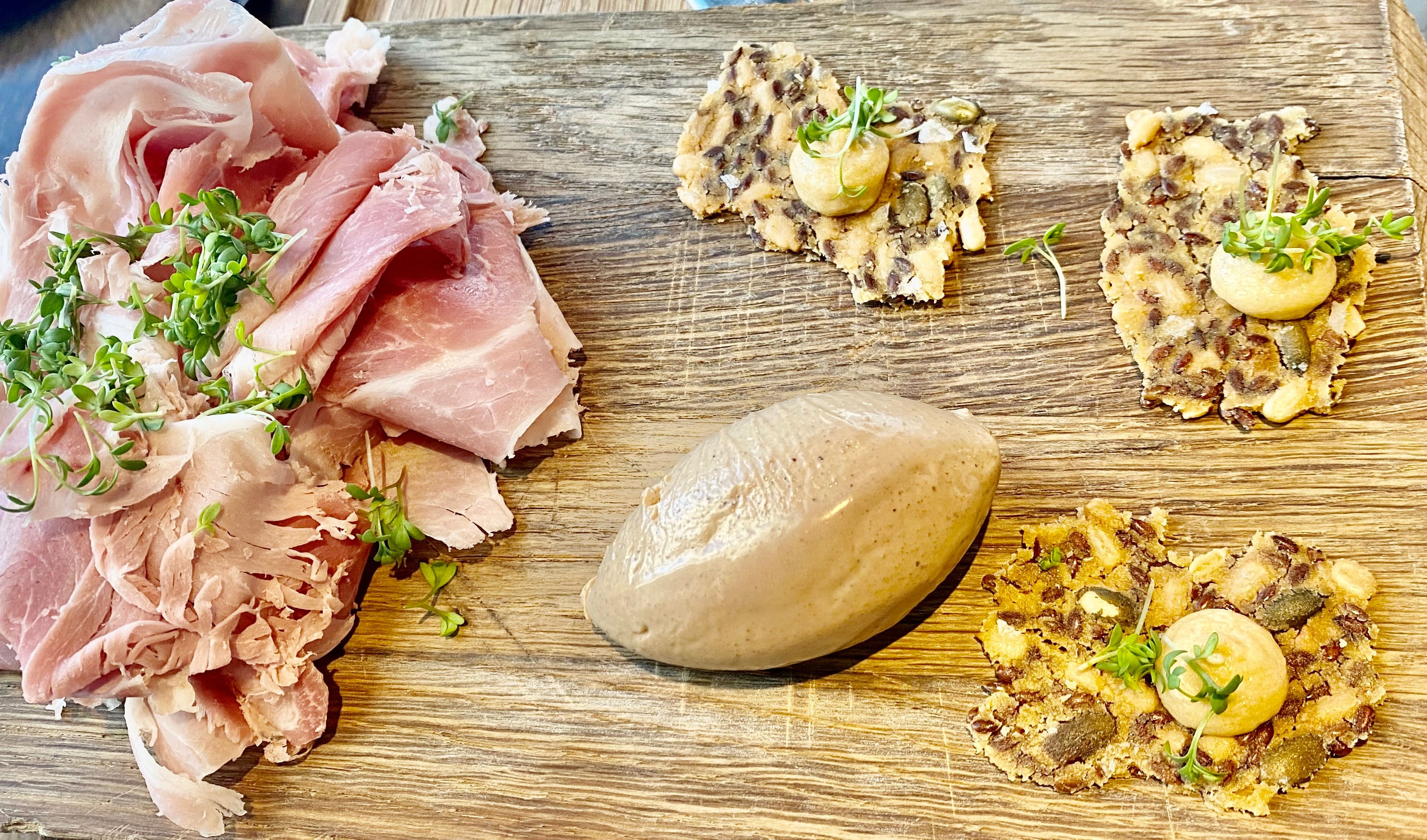 Deilig hjemmelaget skinke og kyllingleverpaté. 