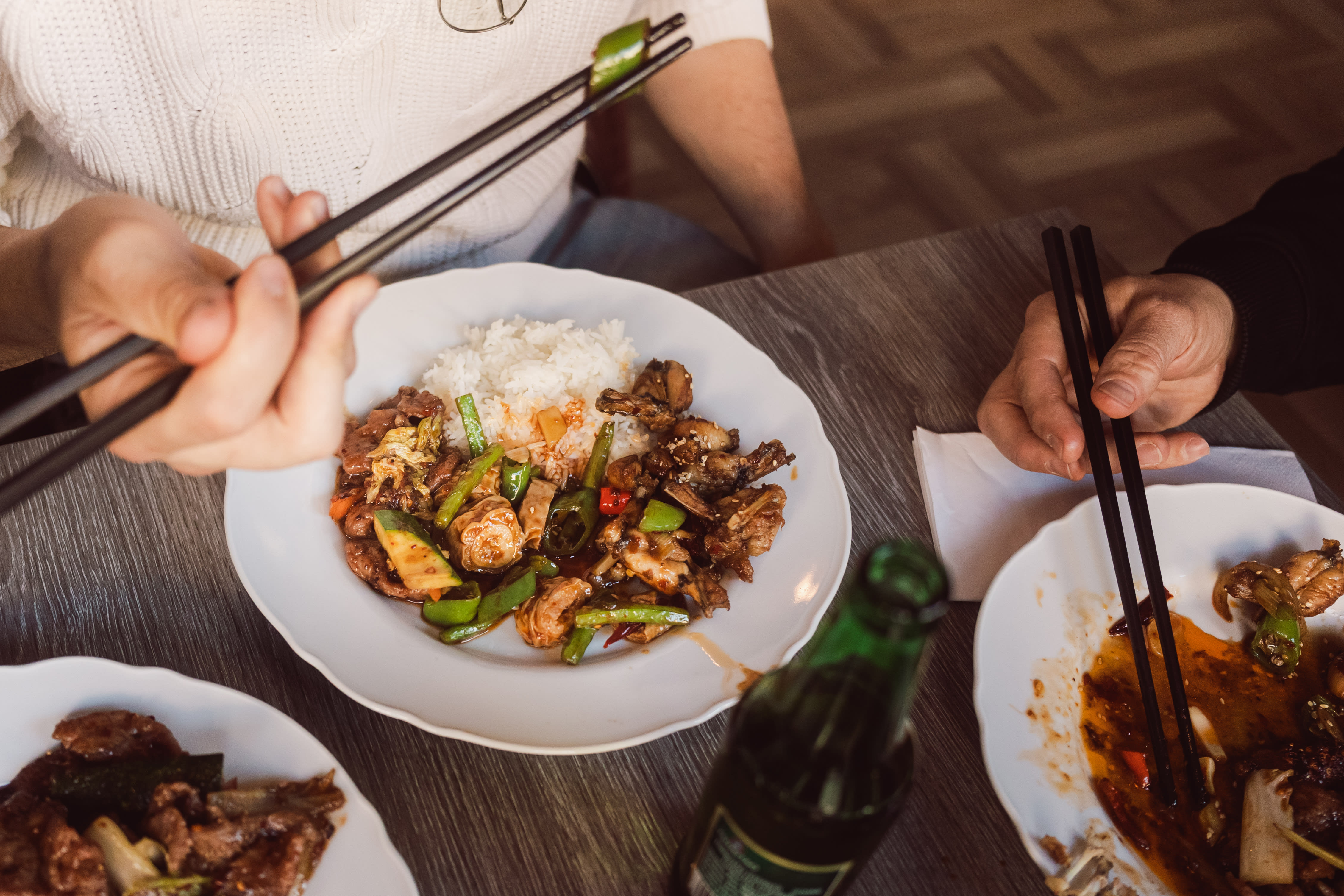 Til maten drakk de Tsingtao. Aksel Hennie tok en Grevens sider.