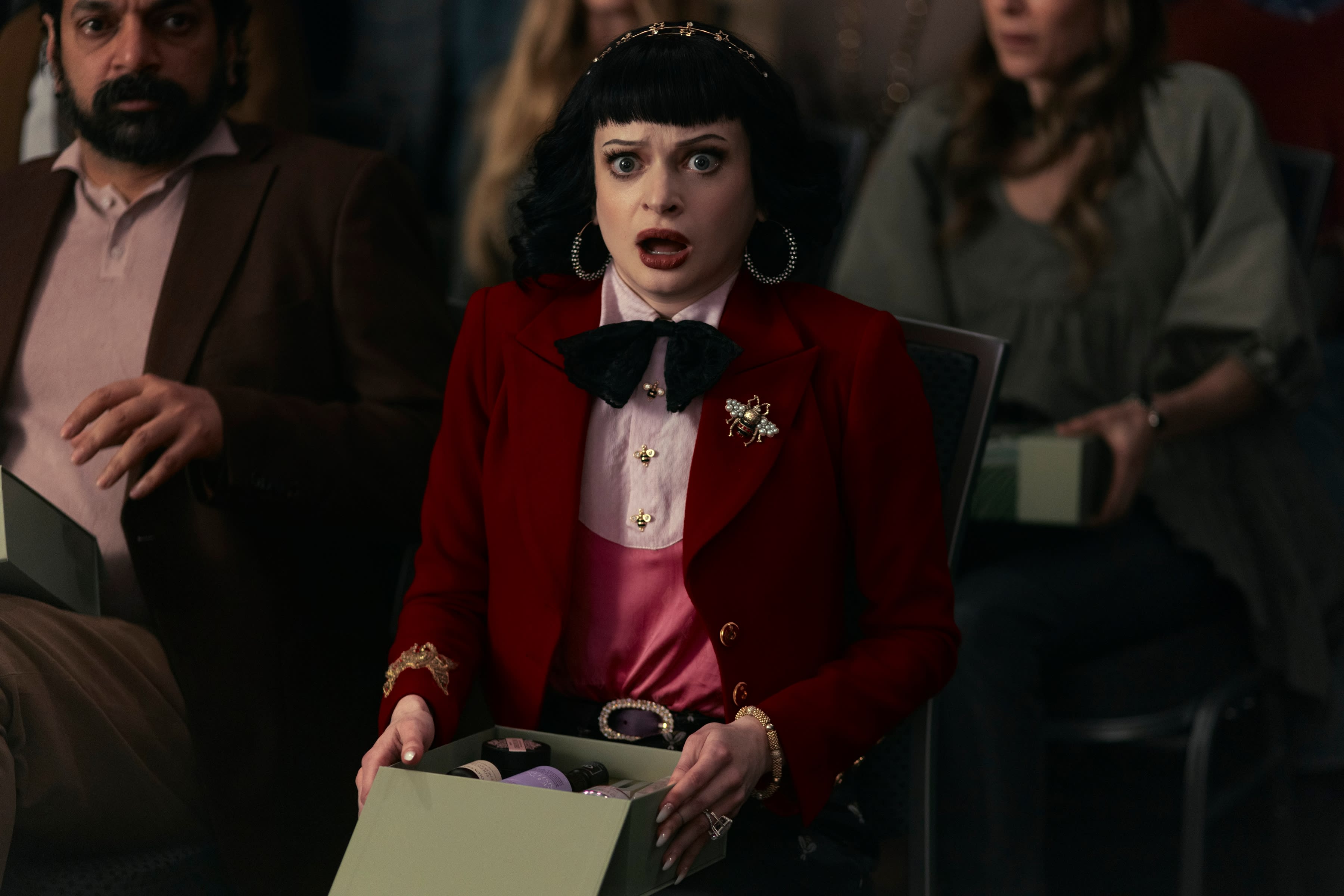 Ushers unge kone Juno Usher (Ruth Codd) er avhengig av hans smertestillende mirakelpille.