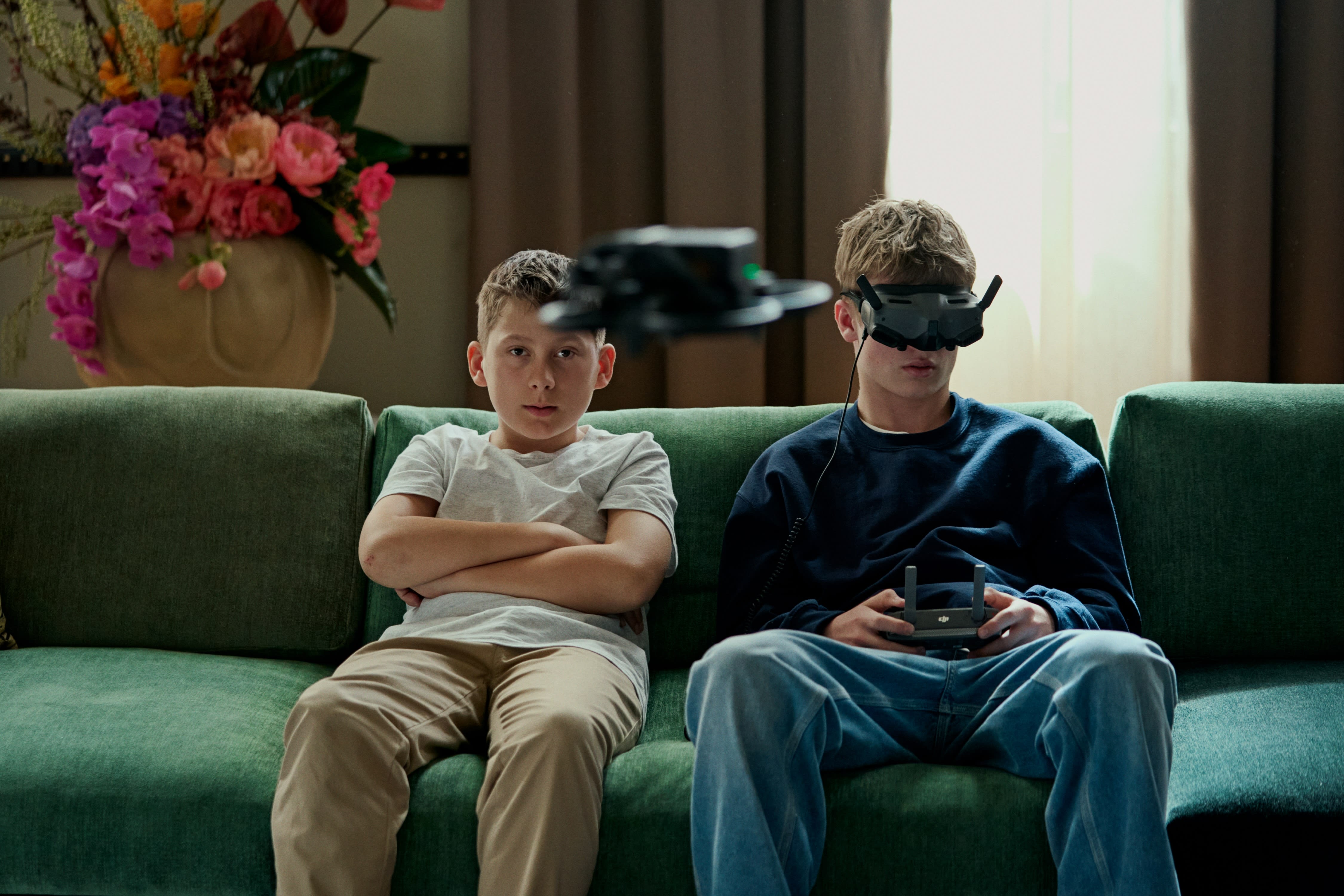 Cecilies sønn Viggo (Lukas Zuperka) på besøk hos navo og kompis Oscar (Frode Bilde Rønsholt). 