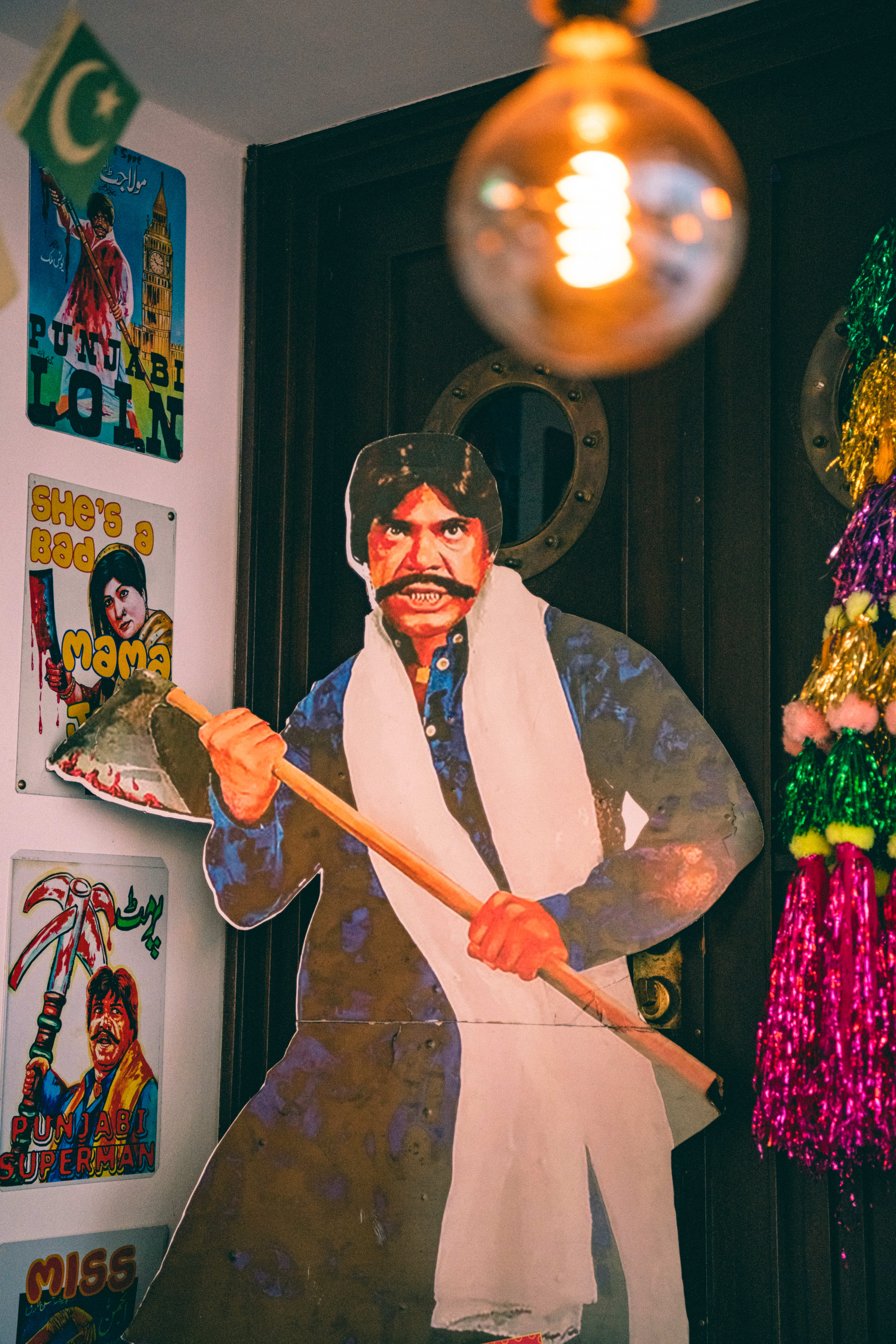 Hugger til. Lokalet er like fargerikt som maten.