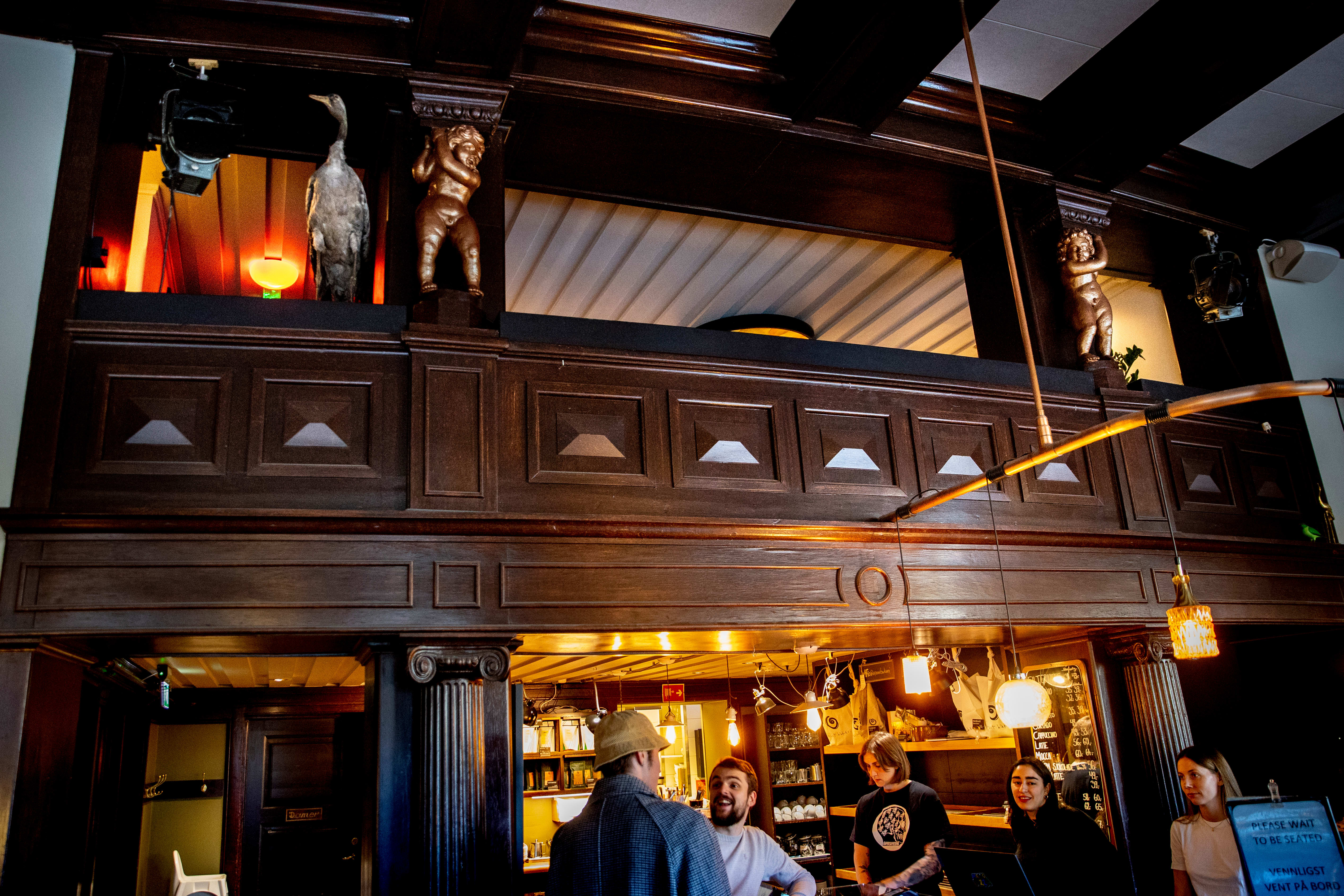 Ser du det røde lyset der oppe? Der er det. 