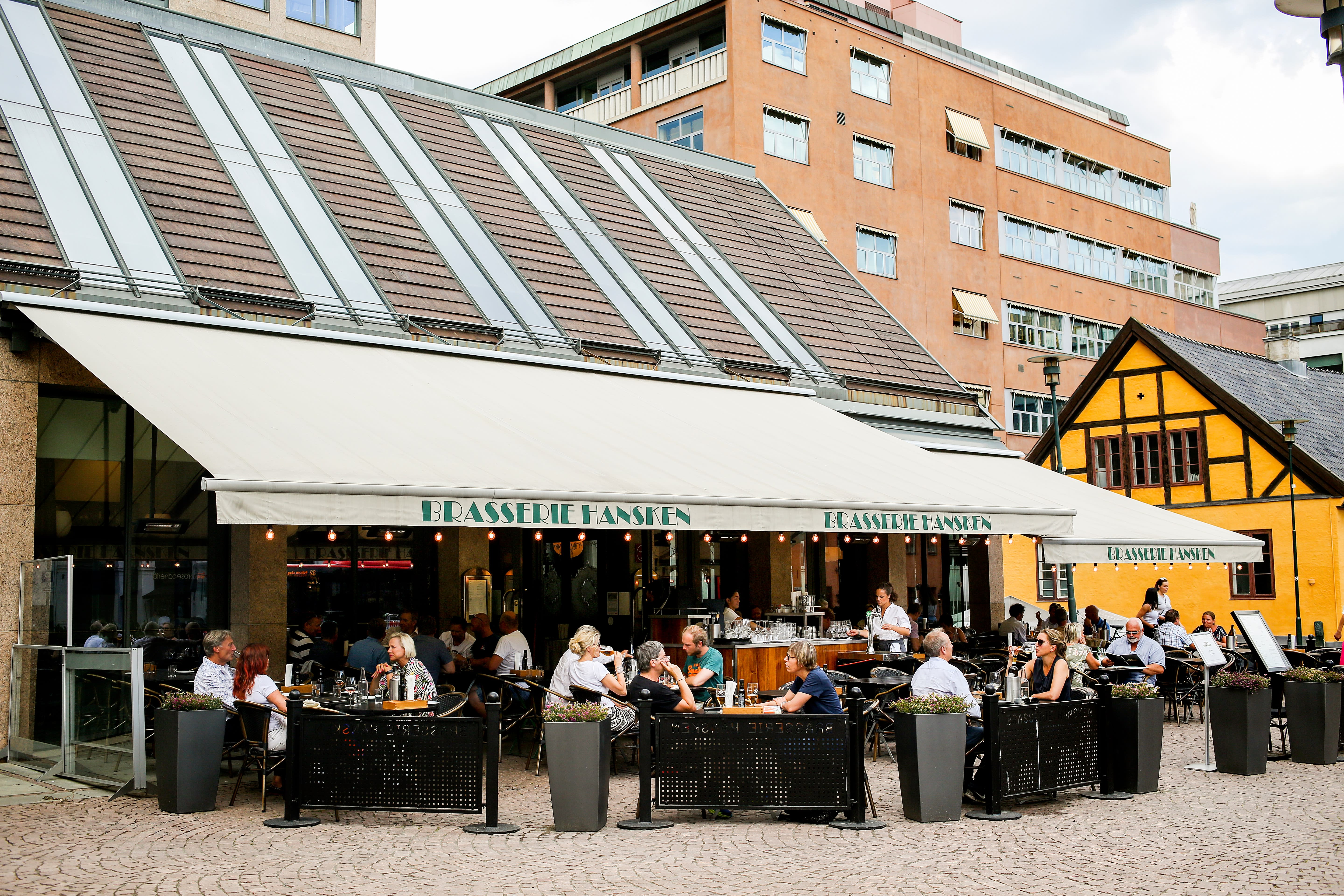 Brasserie Hansken har en flott uteservering. 