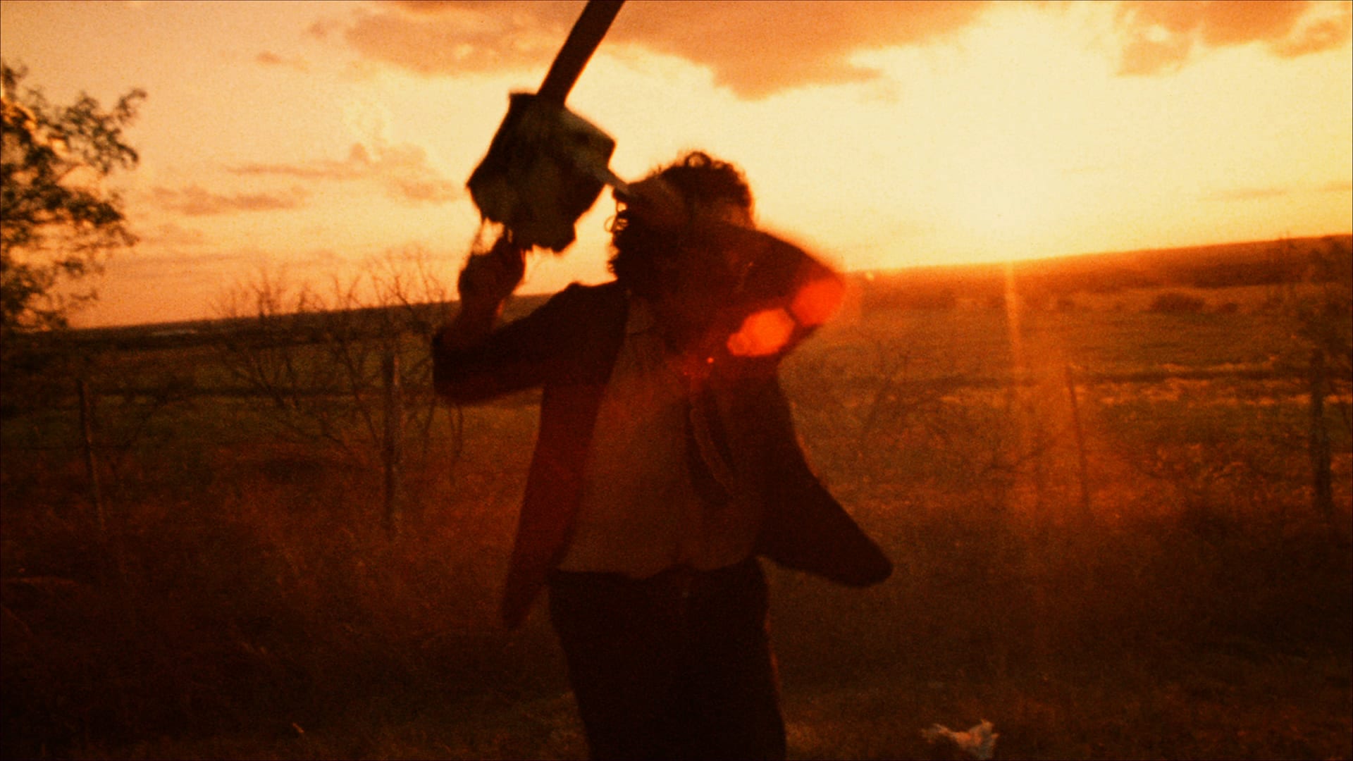 Leatherface (Gunnar Hansen) skremmer 50 år etter premieren.