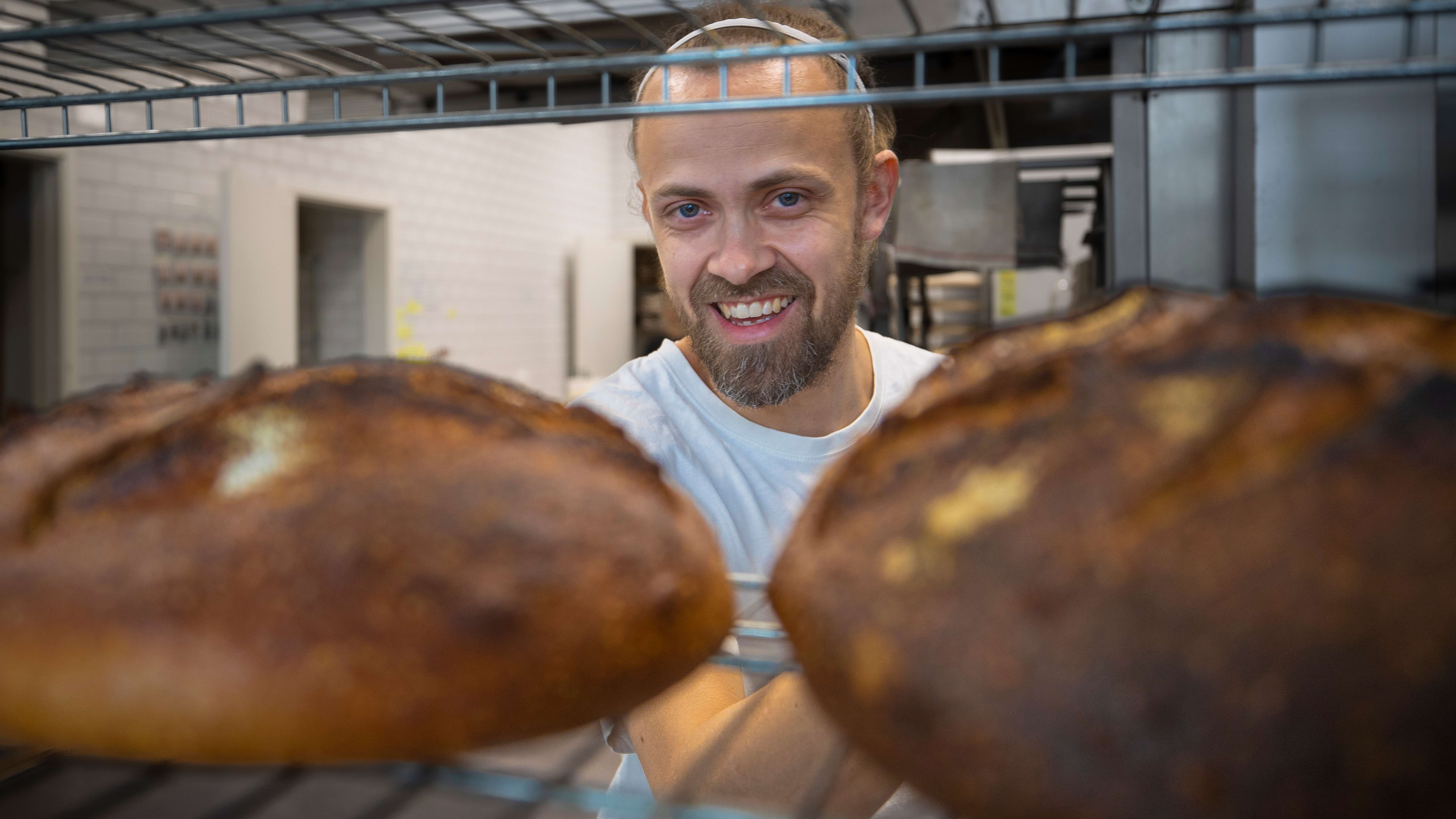 Martin Fjeld (bildet) har gjort suksess med bakst. Nå vil han prøve pizza også – i de samme lokalene. 