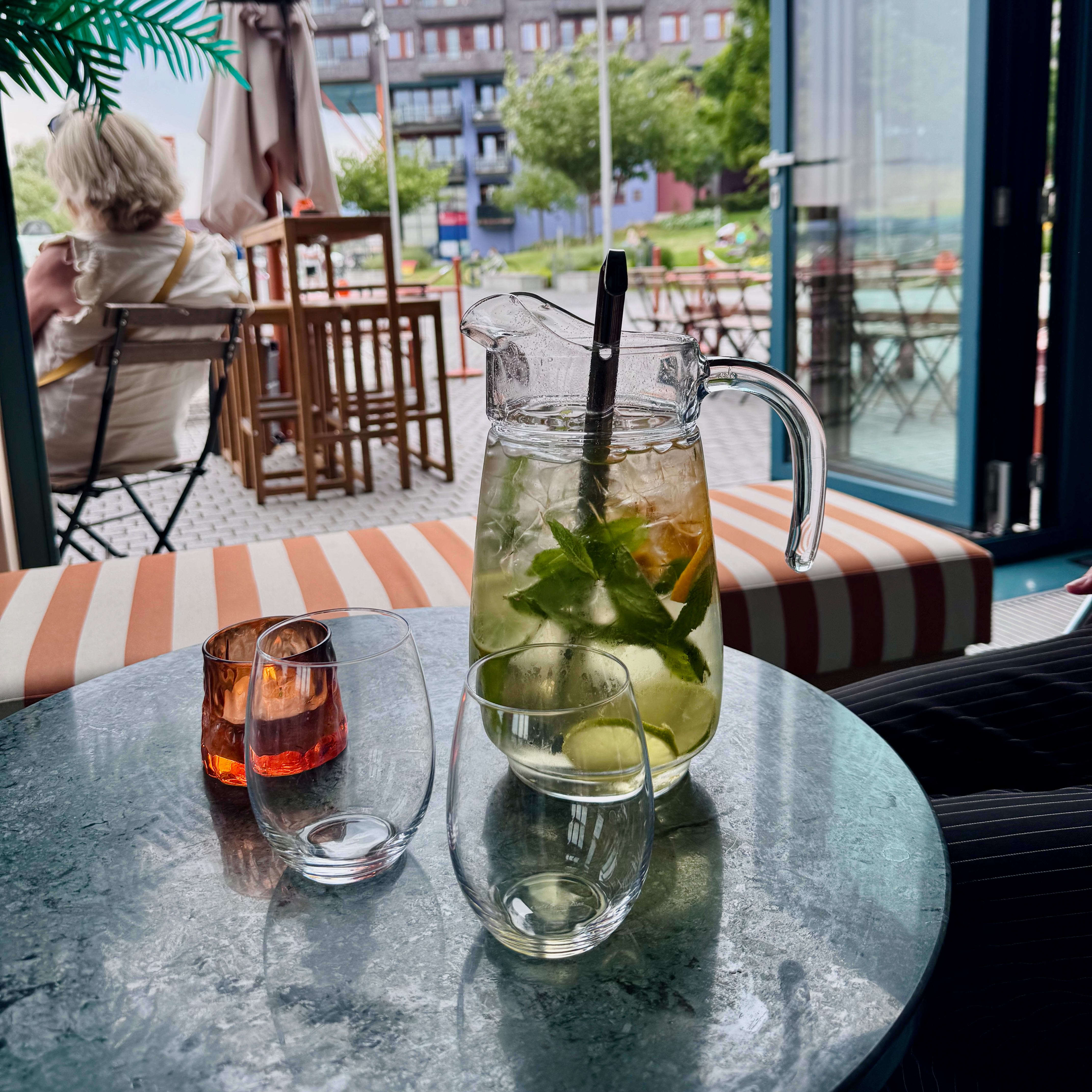 På Vannskrekk serverer de en hvit sangria-variant. 