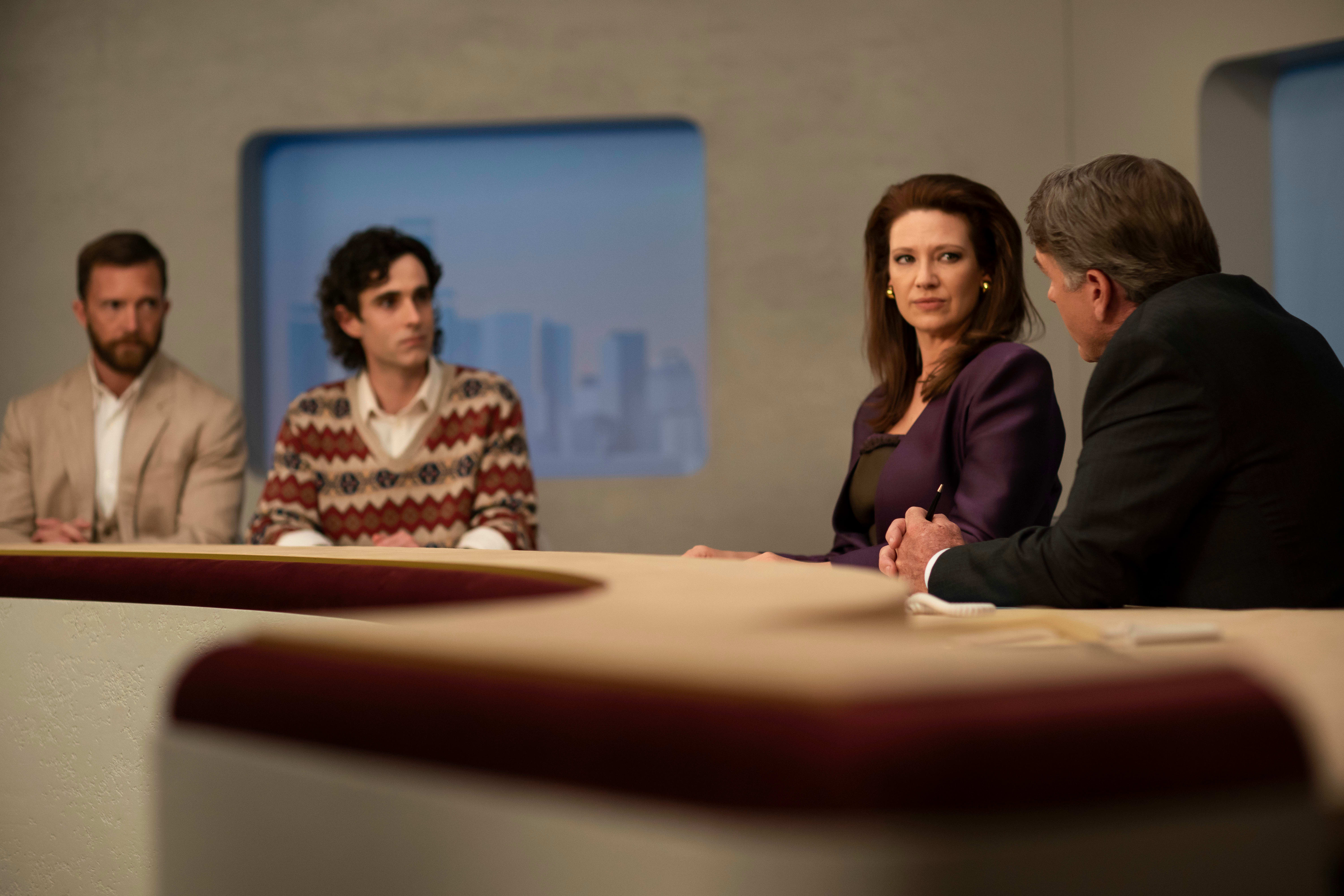 Anna Torv er strålende som ankerkvinne Helen Norville i «The Newsreader». Her intervjuer hun en Hiv-smittet og hans elsker sammen med kollega Geoff Walters (Robert Taylor). 