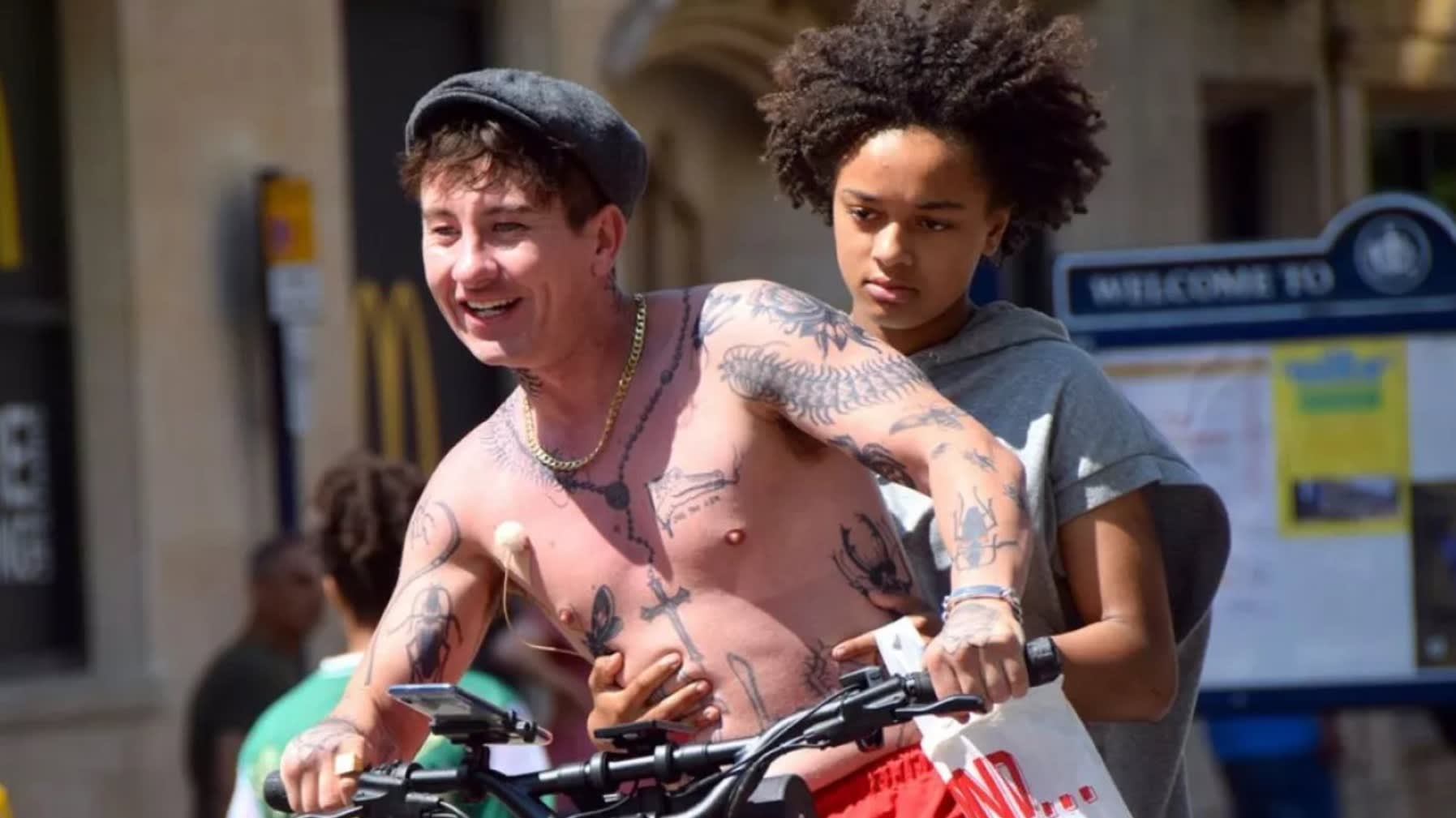 12-åringen Bailey (Nykiya Adams) har et turbulent forhold til sin unge far Bug (Barry Keoghan).