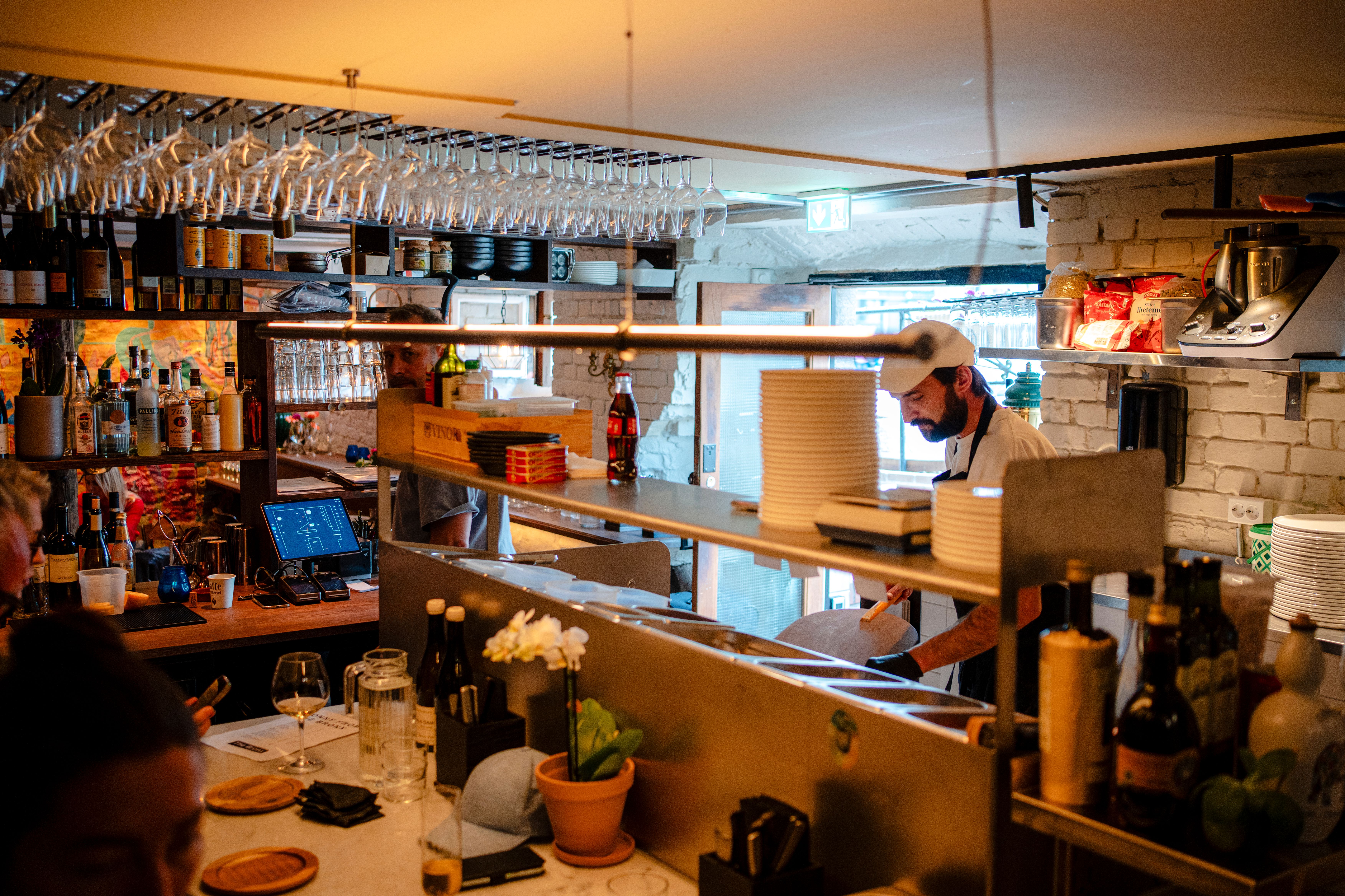 Kjøkkenet er åpent, og noen av sitteplassene har utsikt mot kokkeleringen.