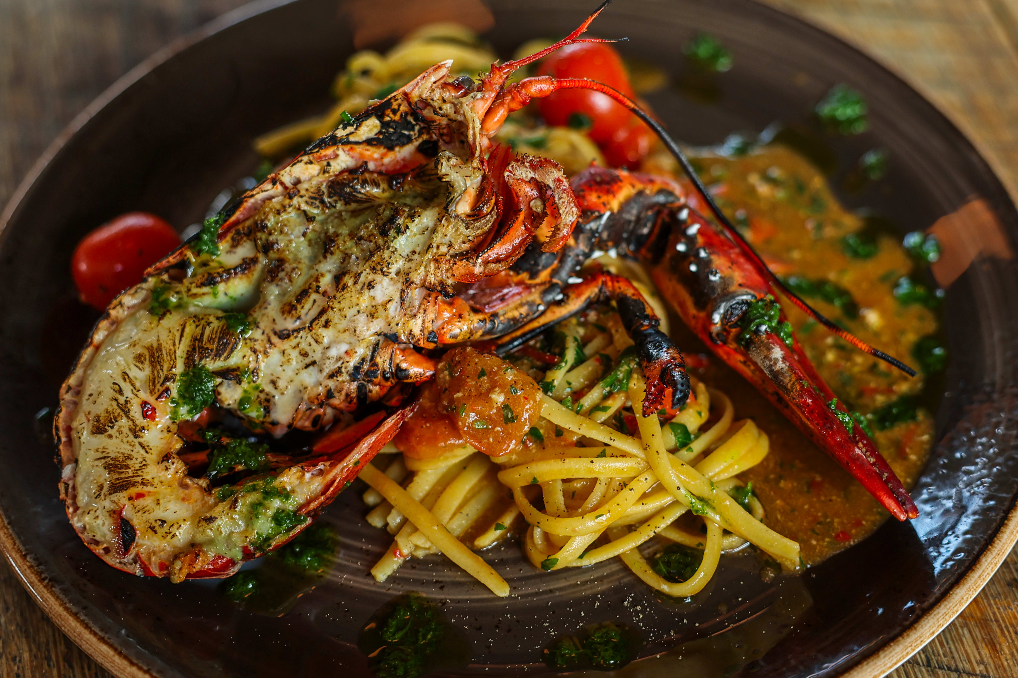 Hummer er en herlig råvare når den tilberedes riktig. Det er ikke mye som skal til før det delikate kjøttet overbehandles. 