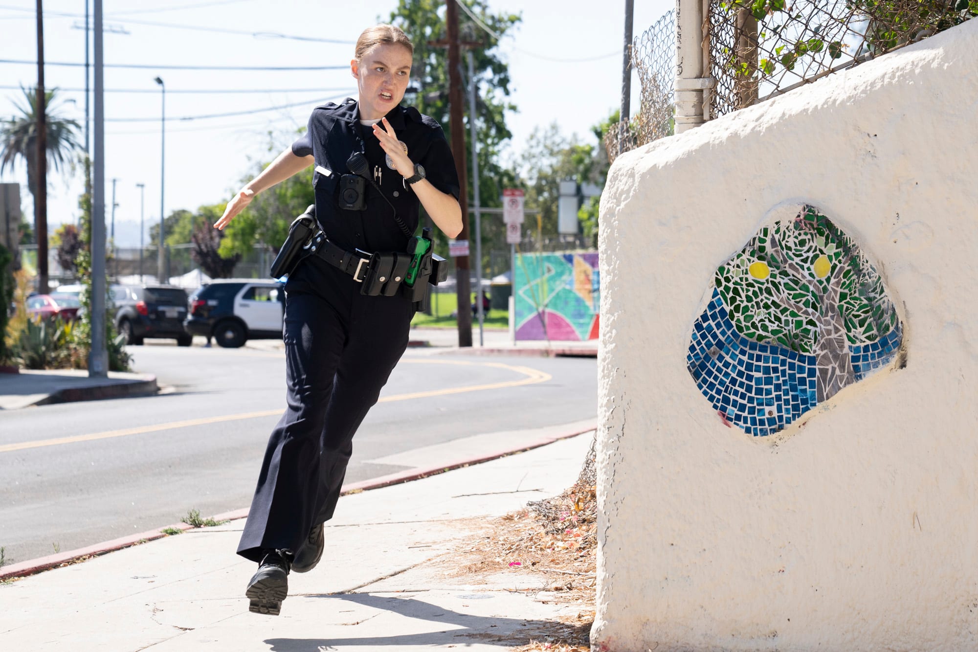 Madeline Bosch jobber knallhardt for å bli akseptert i LAPD. Tidlige feil i karrieren gjør henne nervøs. 