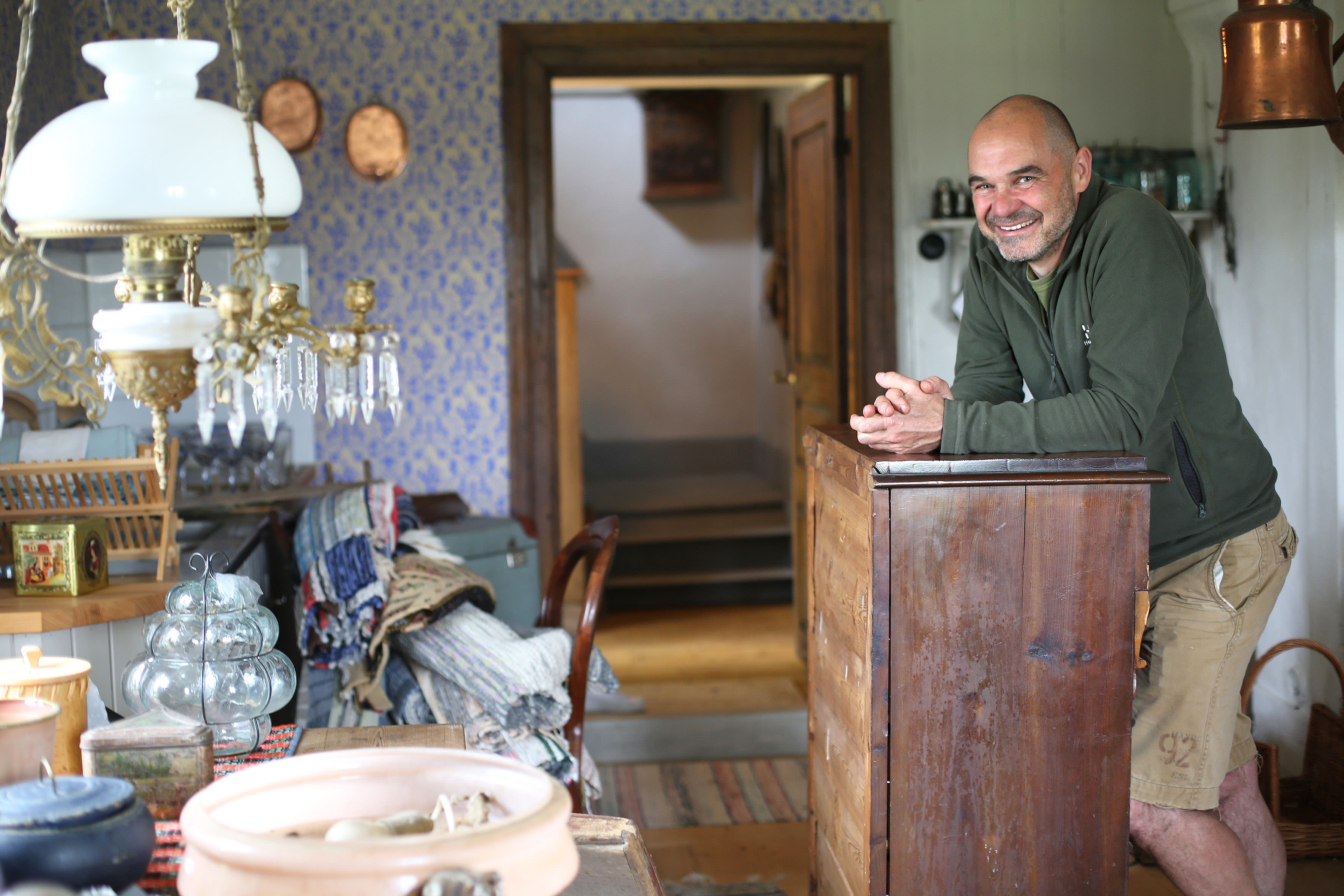 Han vier livet sitt til å redde forlatte hus på landsbygda: – Jeg har nesten for mange