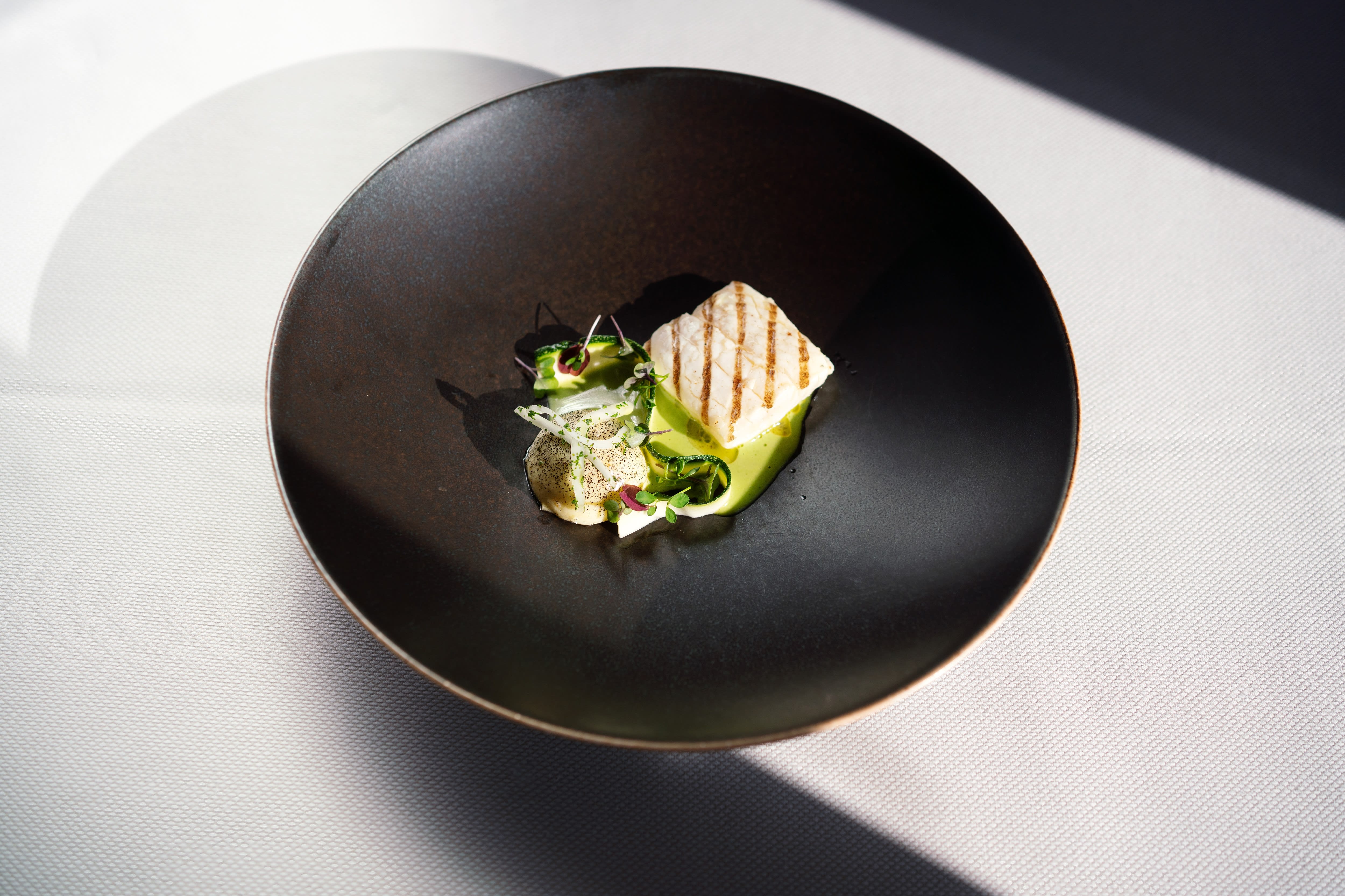 Hellefisk med blåskjell i en liten bolle ved siden.