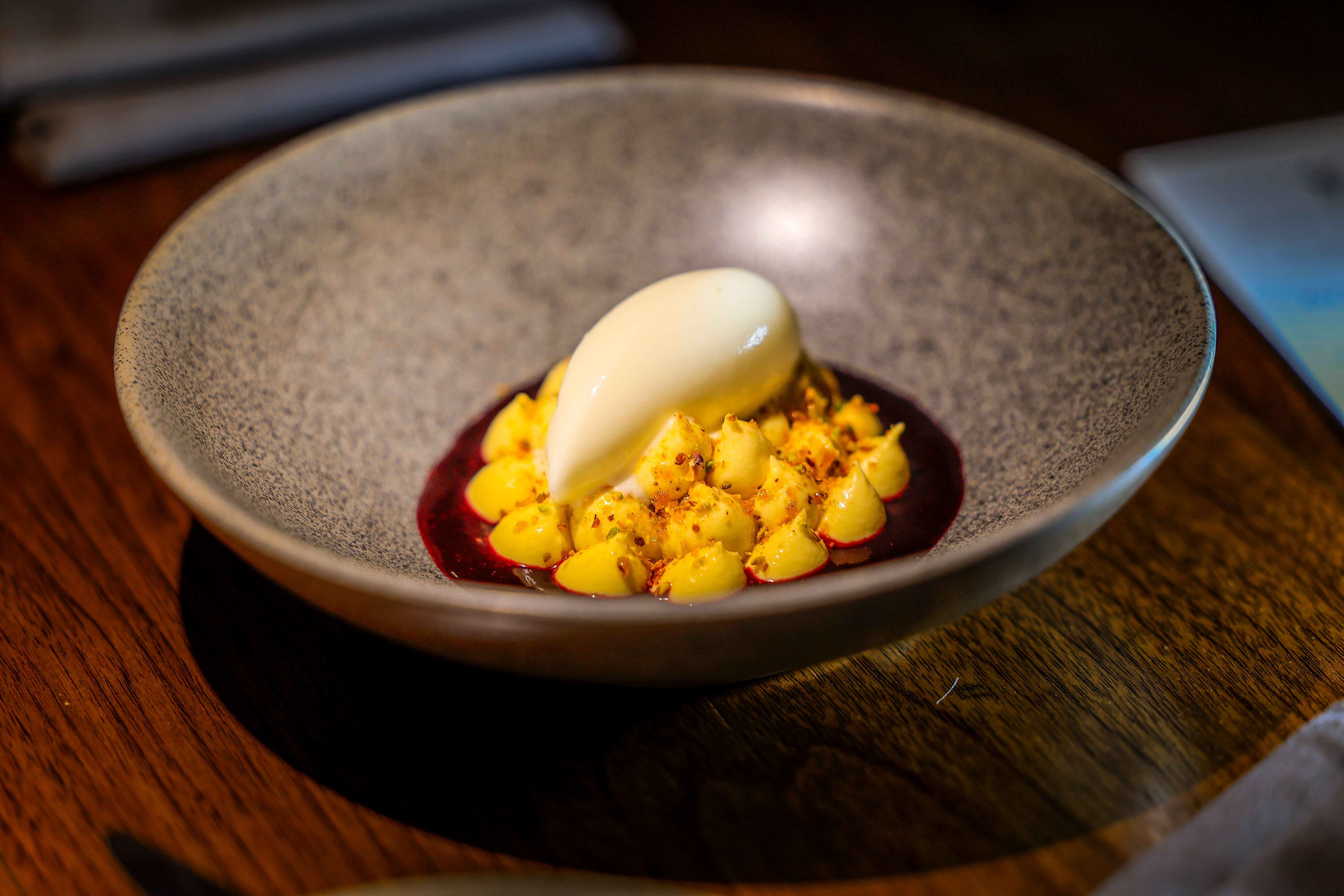Et lite kulinarisk kunstverk av en dessert.