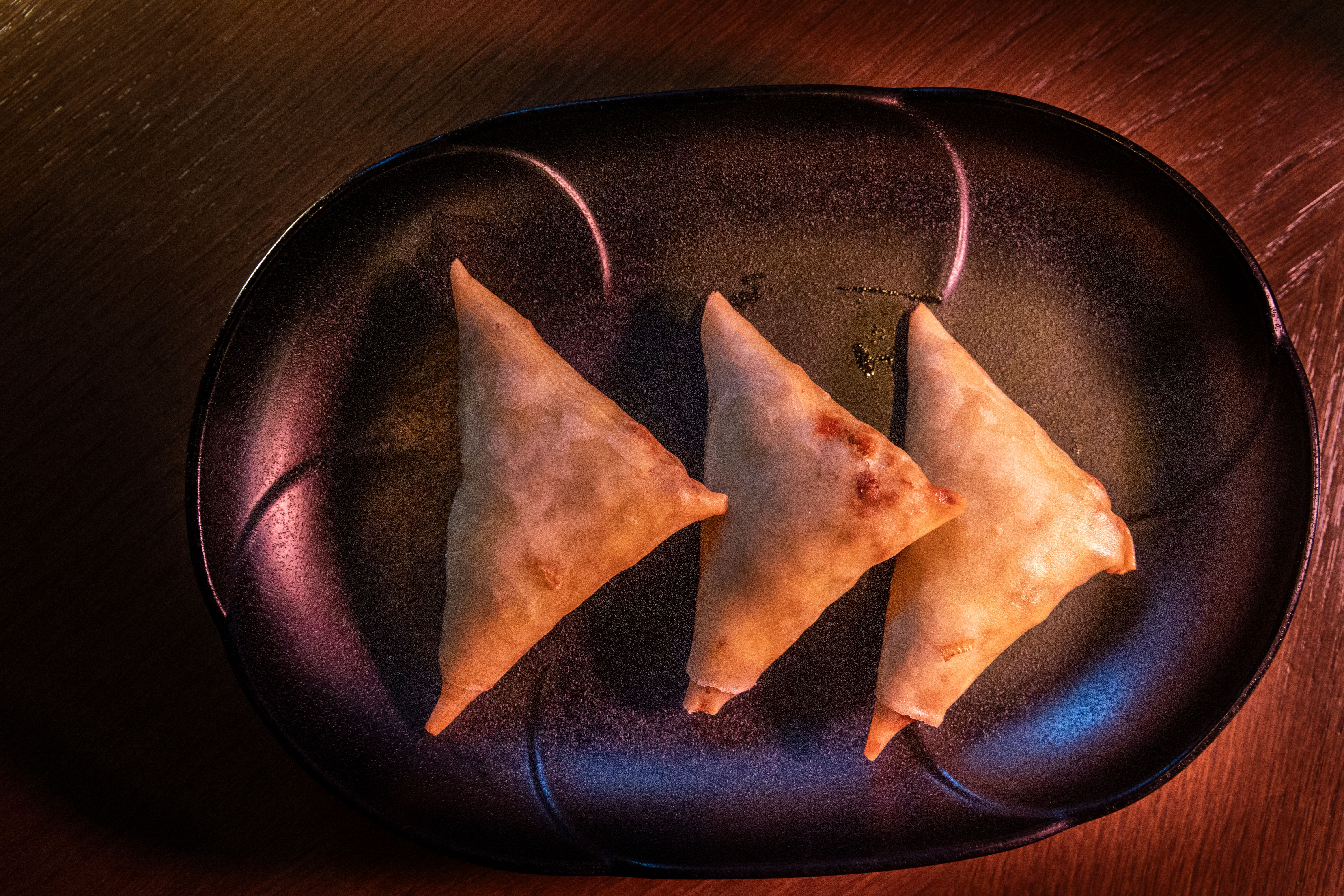 Deilig smak av karri på sprø wonton.