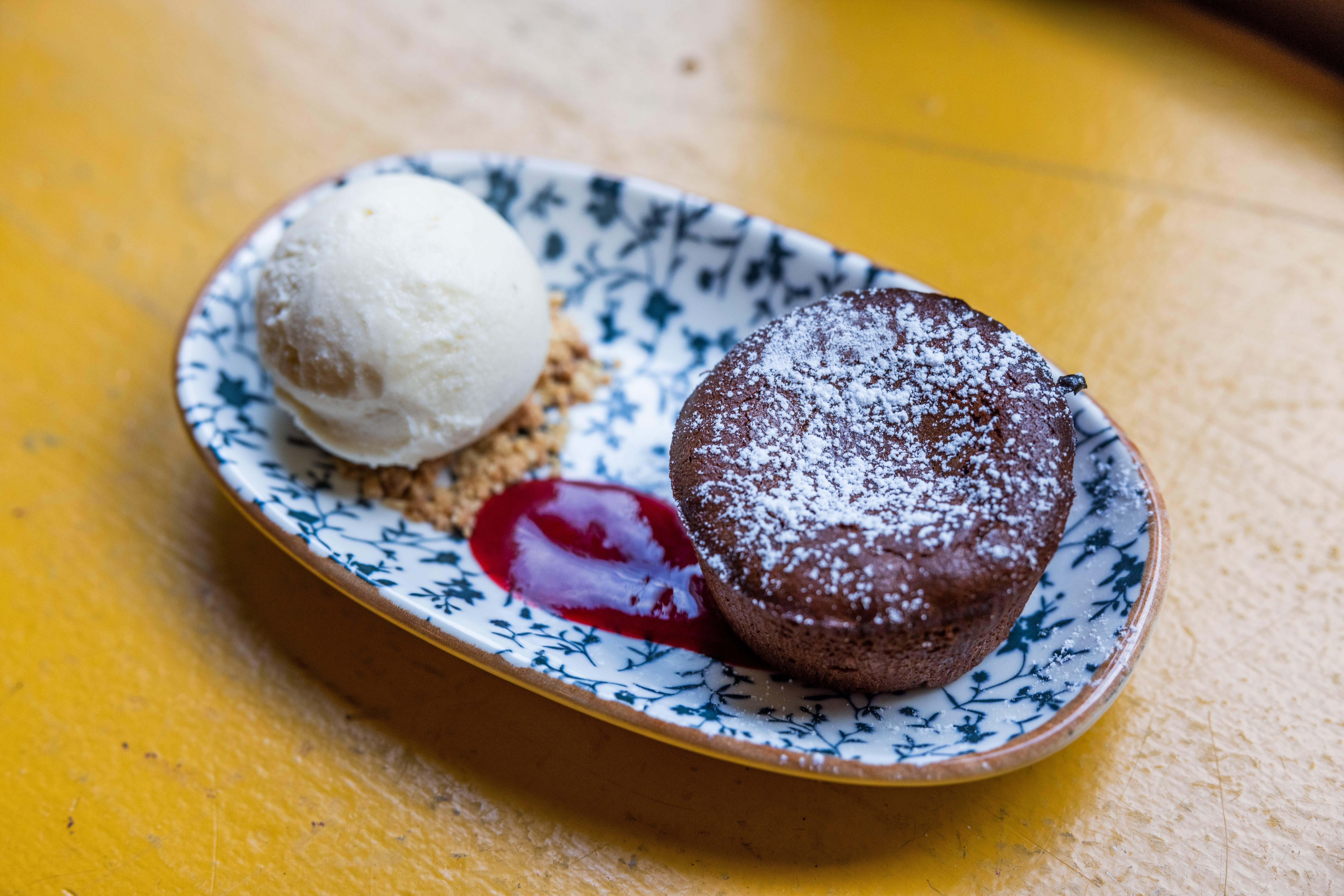 Klassiker 2: Sjokolandefondant med vaniljeis. 