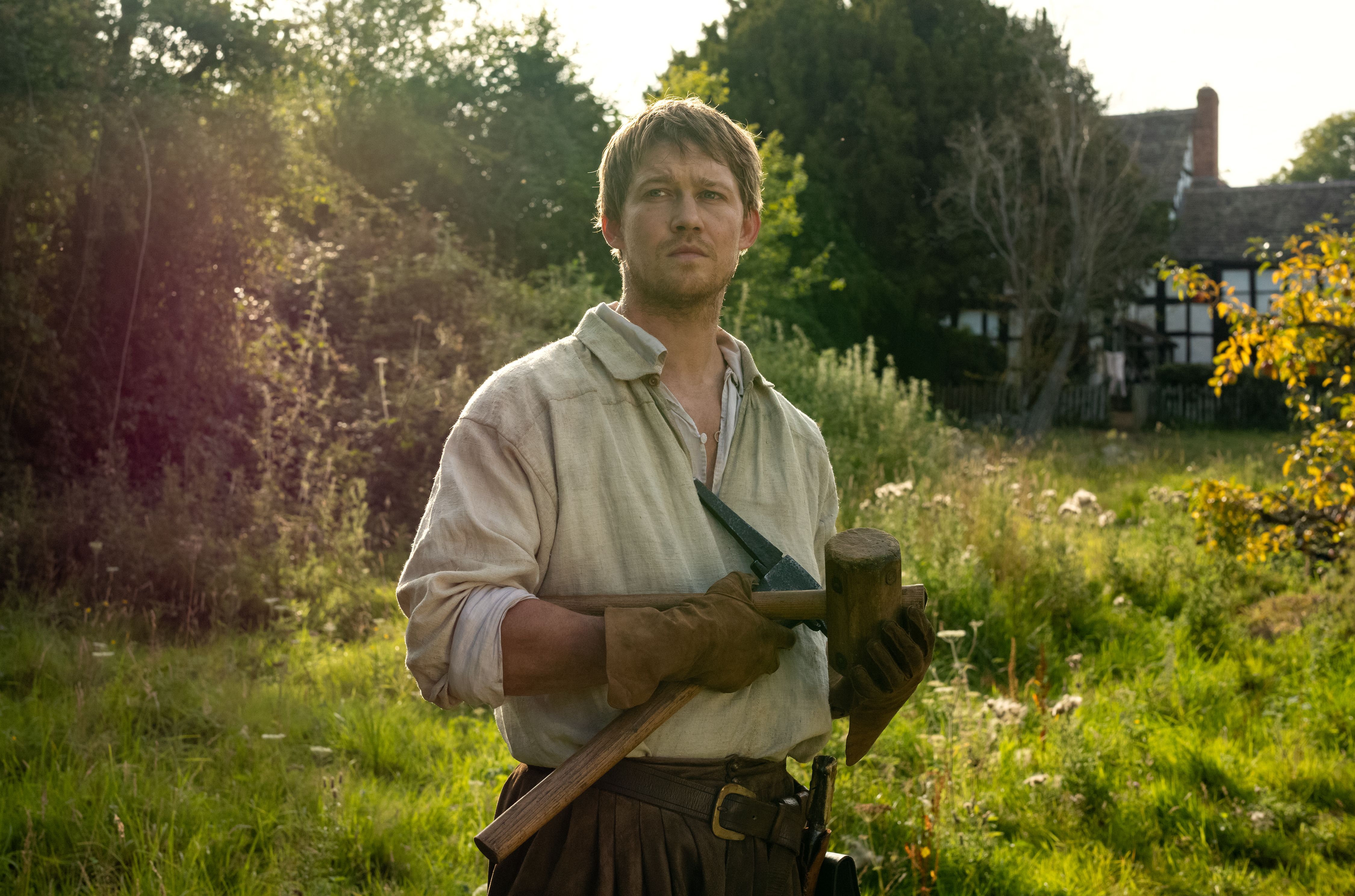 Joe Alwyn («Conversations with Friends») spiller Agnes’ bror, Bartholomew. 