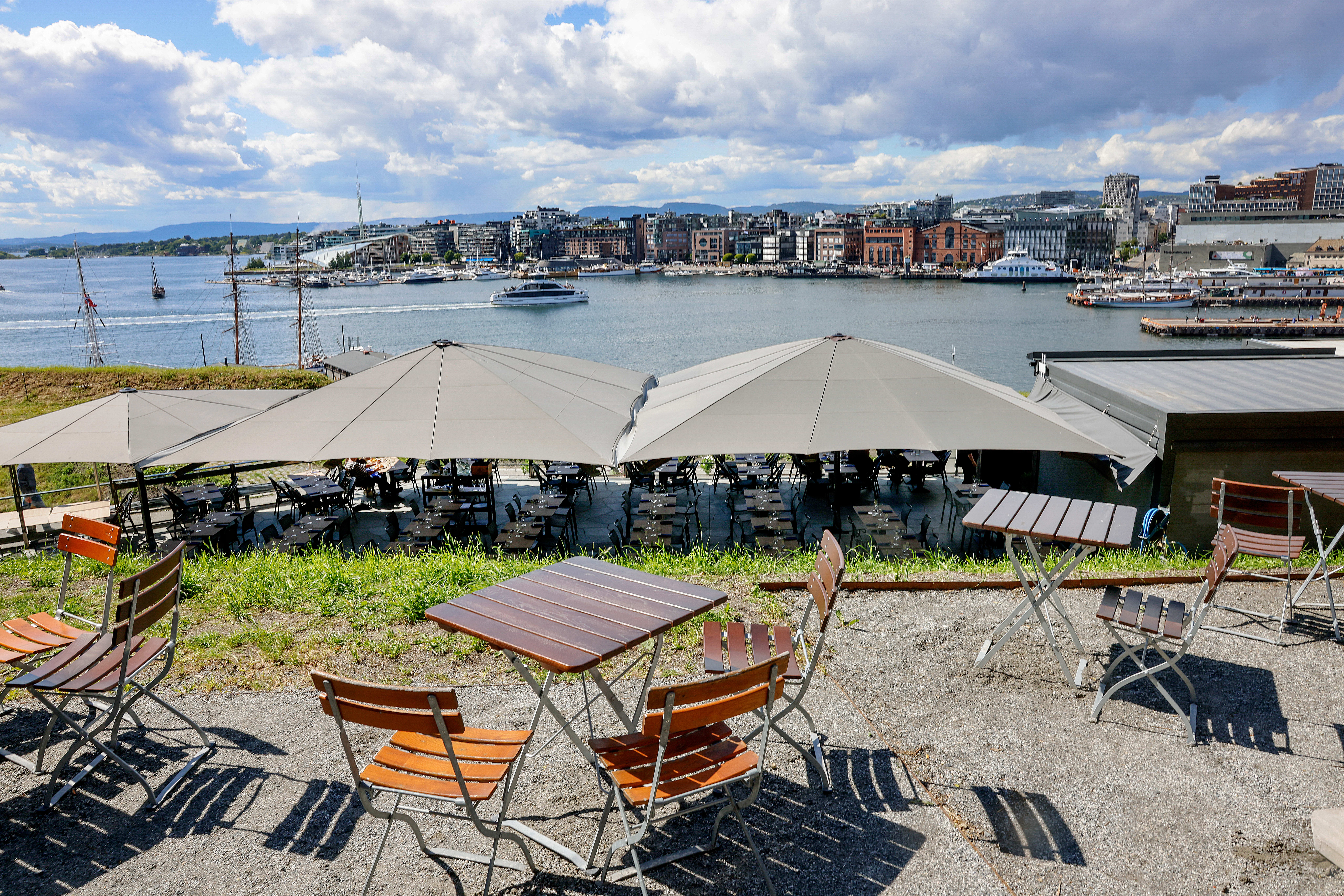 Terrassen til Festningen restaurant er delt inn i to nivåer.