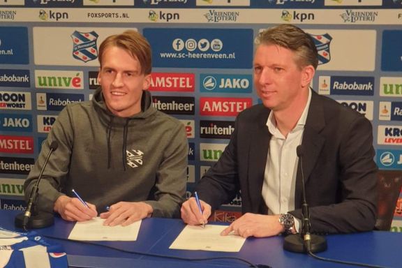 TIL bekrefter overgangen: Her signerer Espejord kontrakten med Heerenveen