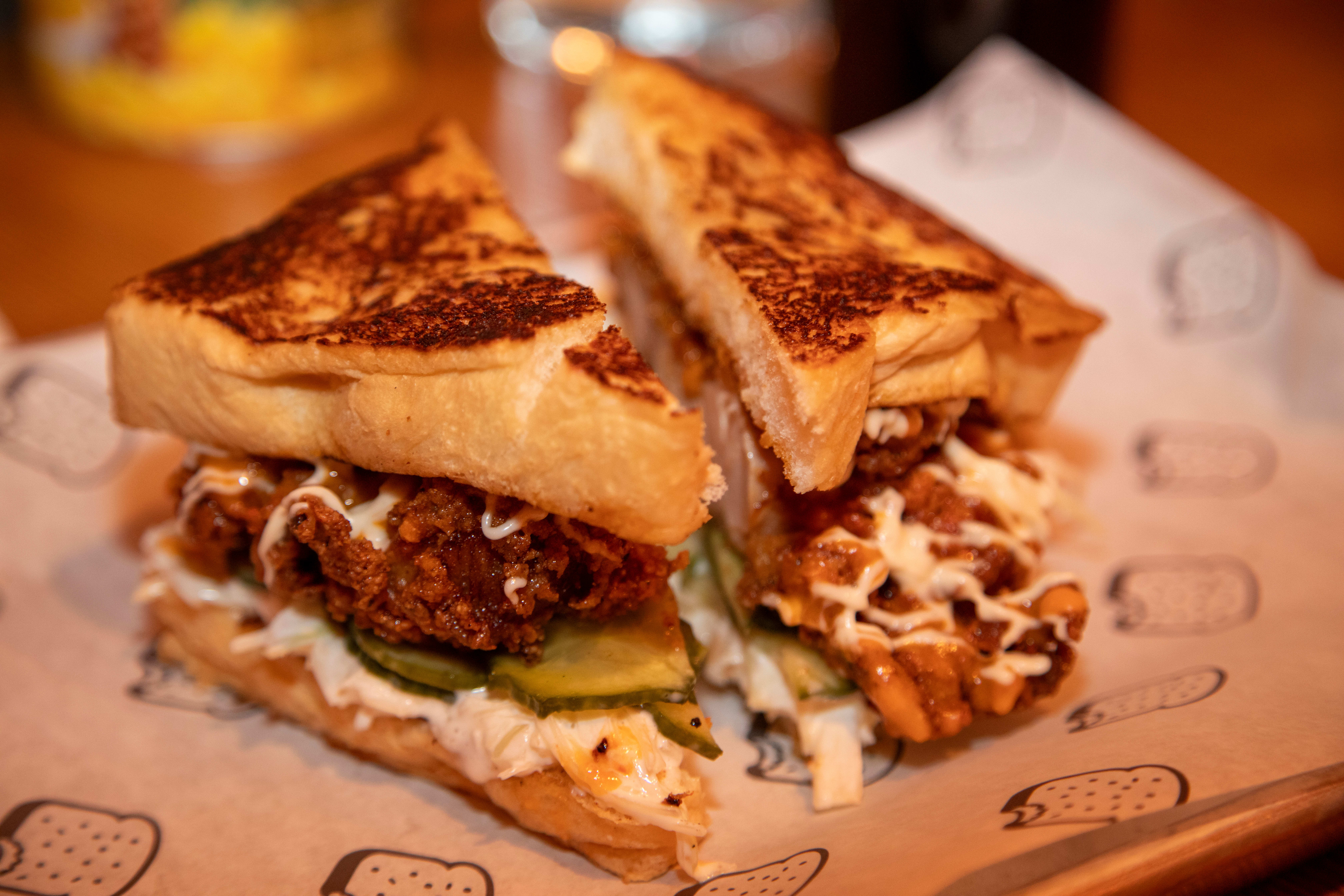 Spør, fritert kylling. Jeg tror det blir et «Ja, takk» fra meg.