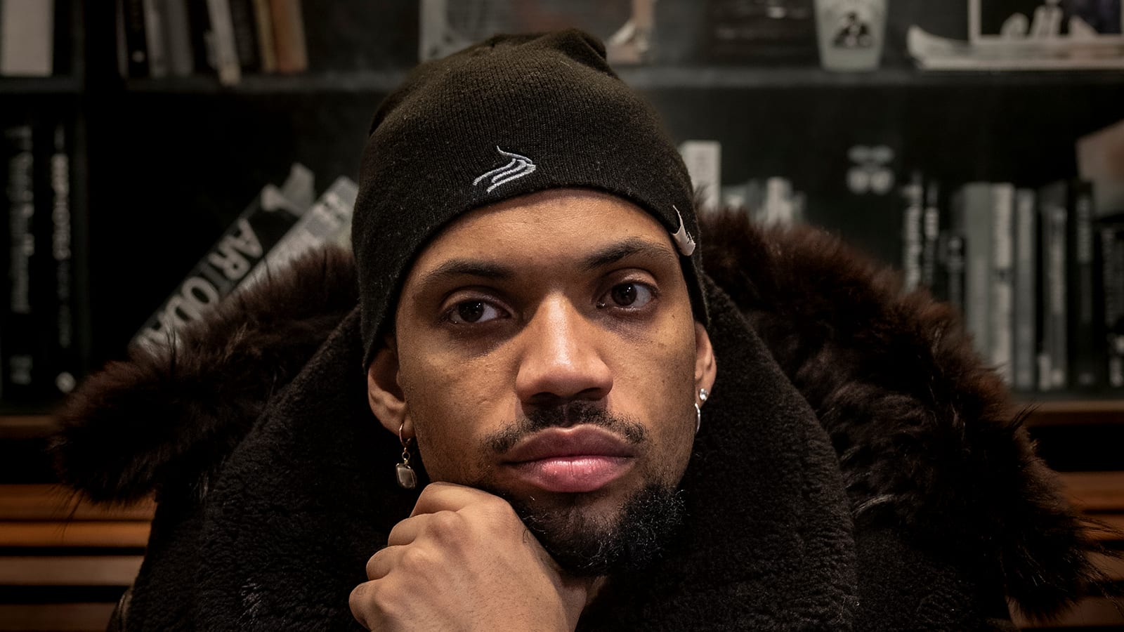 Oscar Blesson spiller hiphop og rap med fransk, latinsk og amerikansk innflytelse. I år er første gang han er å se på Øya. 