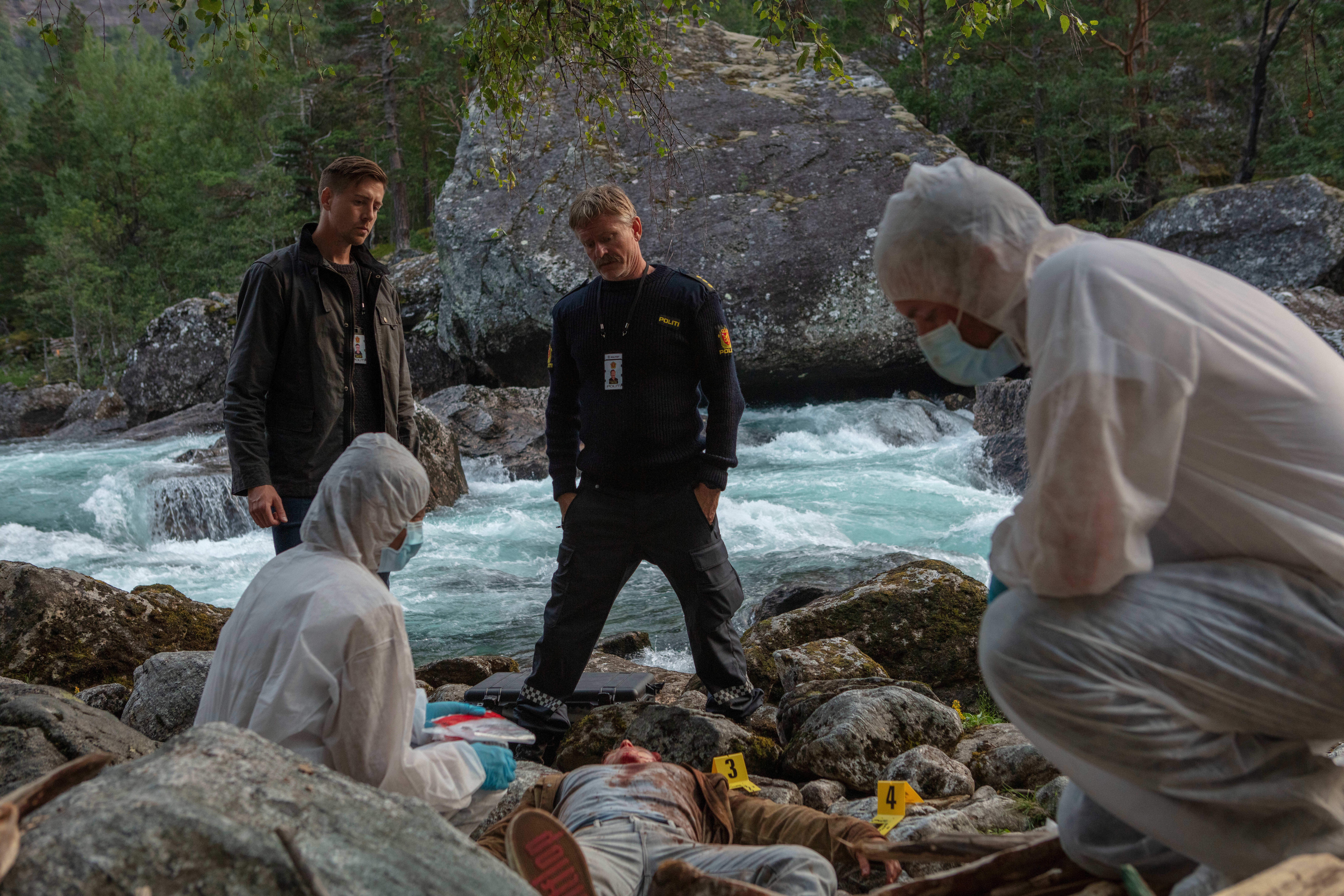 En tenåringsgutt blir funnet brutalt drept i Vestvik, men ingen er sønderknust. 