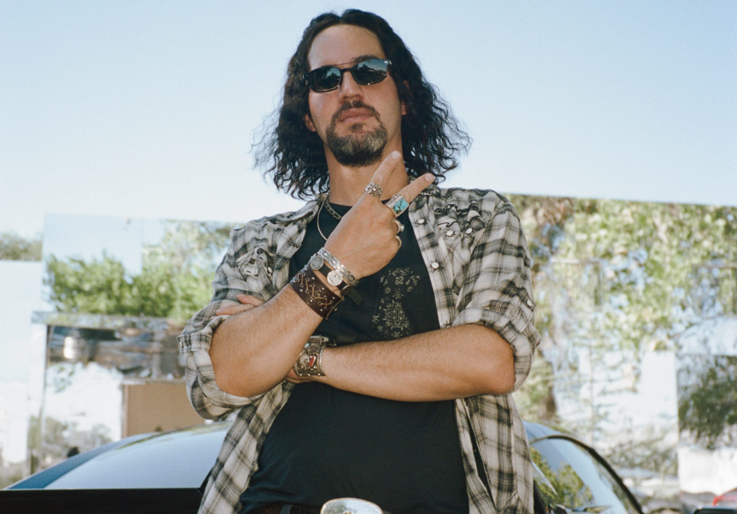 Benny Safdie spiller Dougie, som er produsent for realityserien som skal lages i «The Curse». 