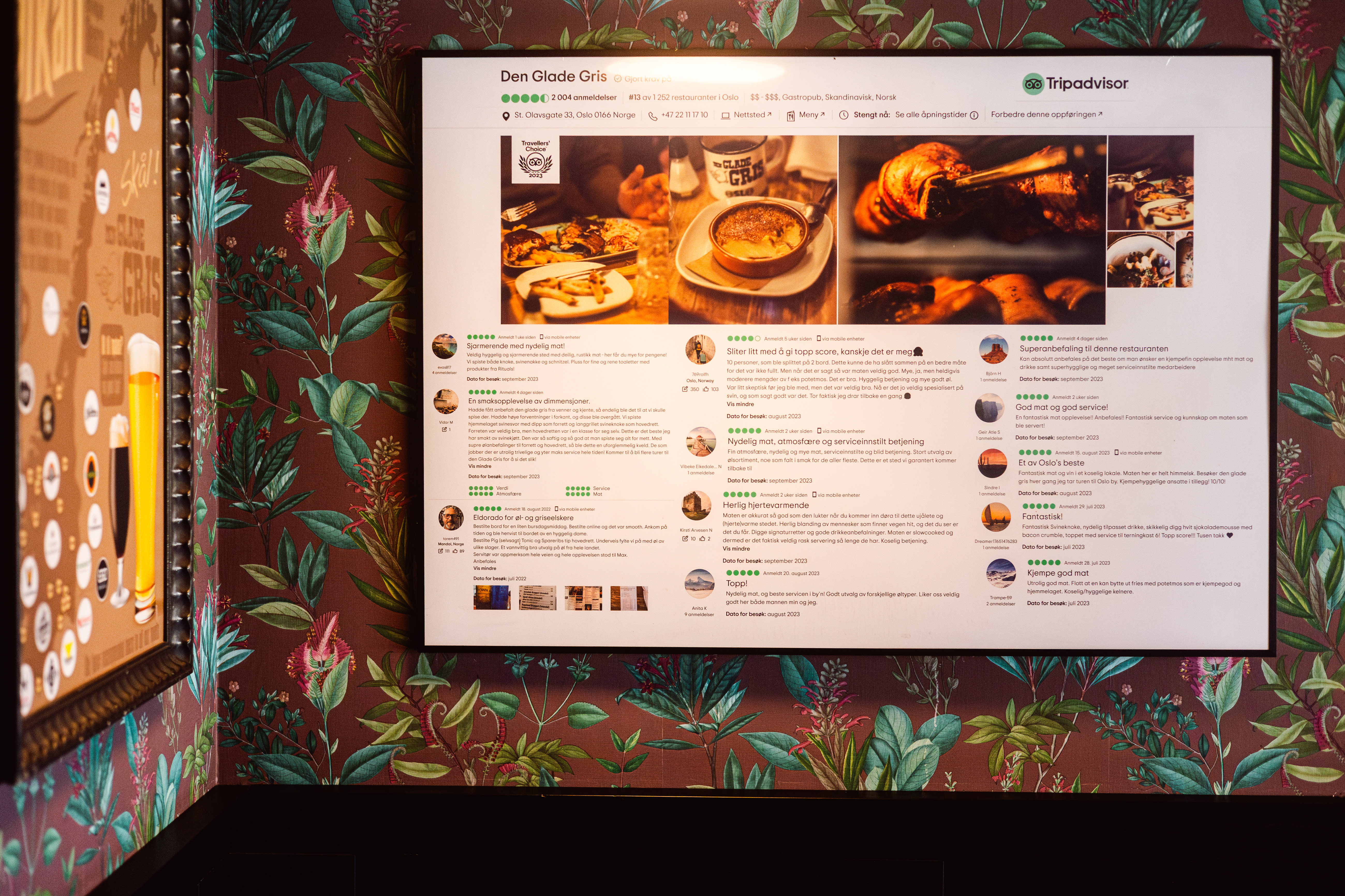 På restauranten har de rammet inn noen av tilbakemeldingene de har fått på Tripadvisor.
