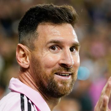 Messi med to assists i ny seier – kjendistungt på tribunen