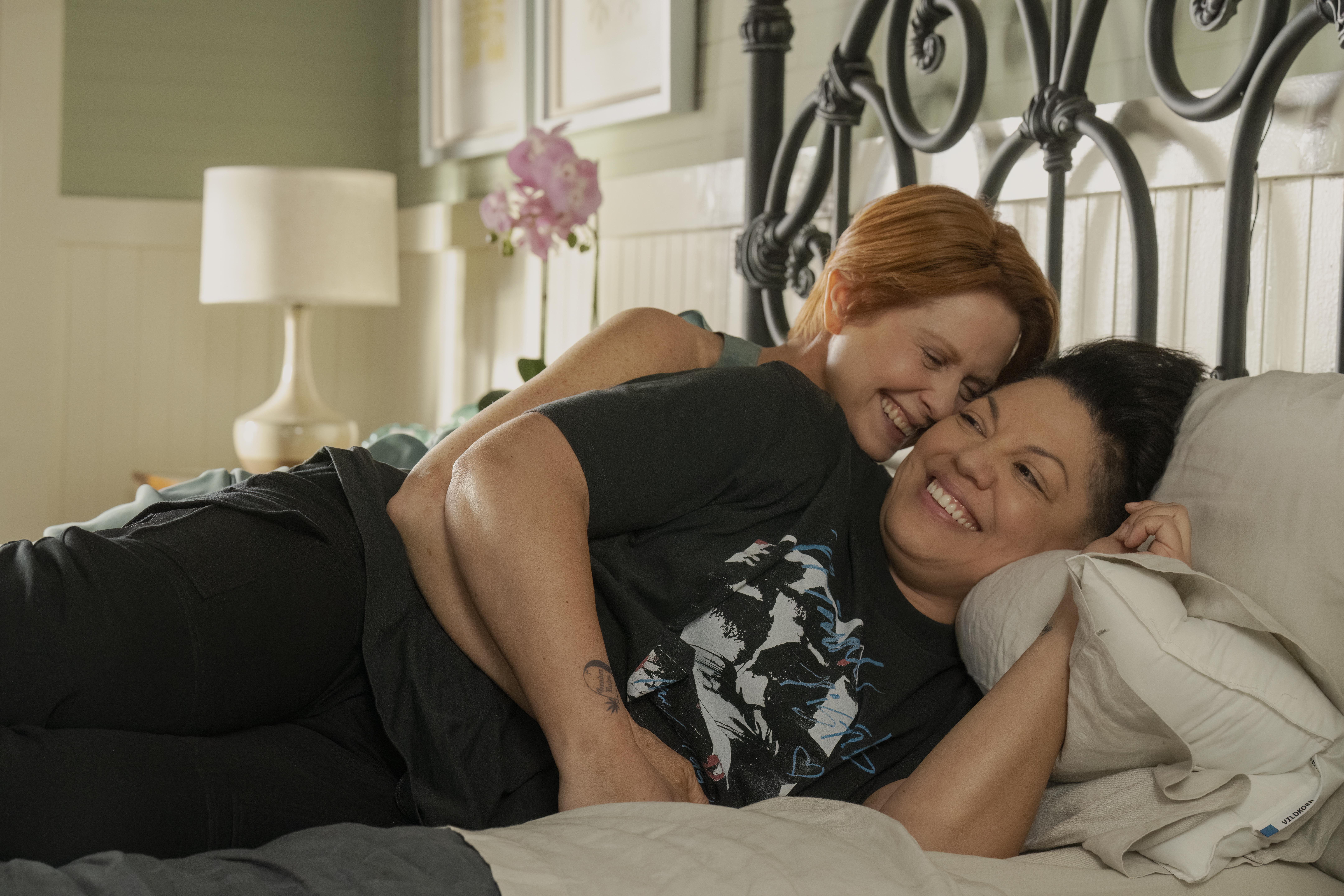 Miranda (Cynthia Nixon) har flyttet med kjæresten sin Che (Sara Ramirez) til Los Angeles. 
