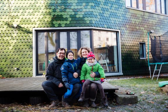 Huset deres er blitt en turistattraksjon: - Jeg sto og rakte i hagen da det kom en minibuss med 15 arkitekter