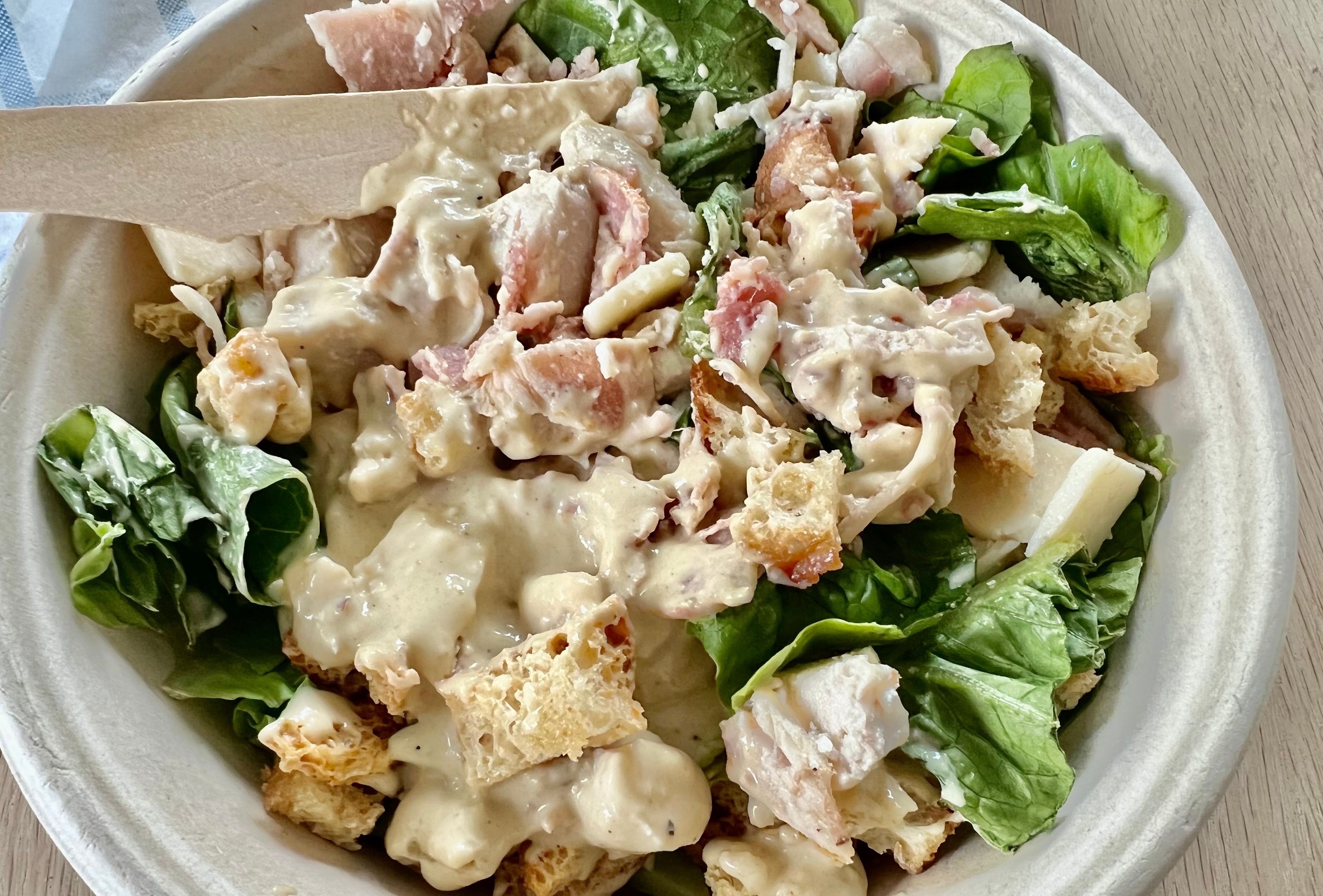 God Cæsarsalat, men veldig salt dressing. 