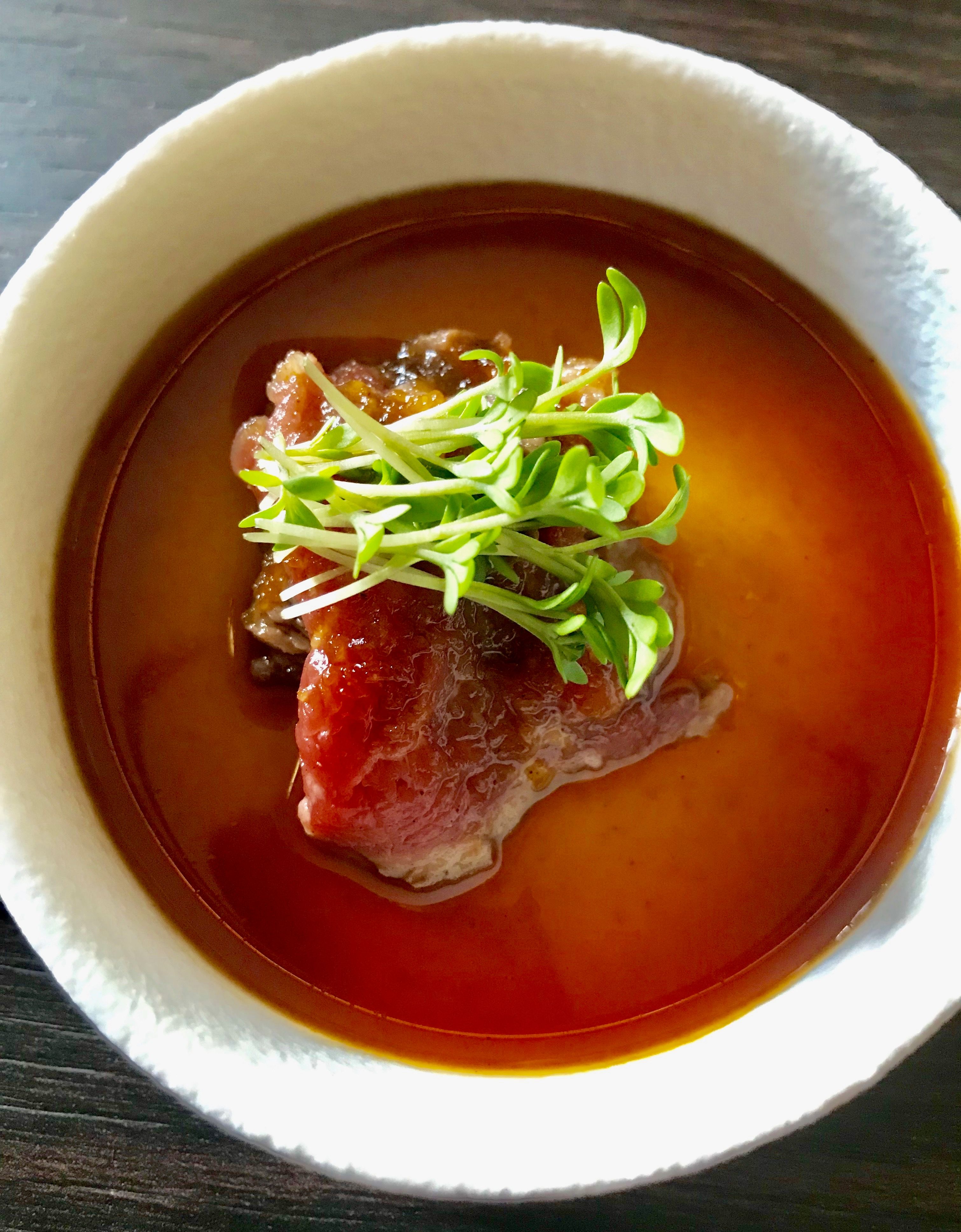 Oksekjøtt med soyasaus og pære. 