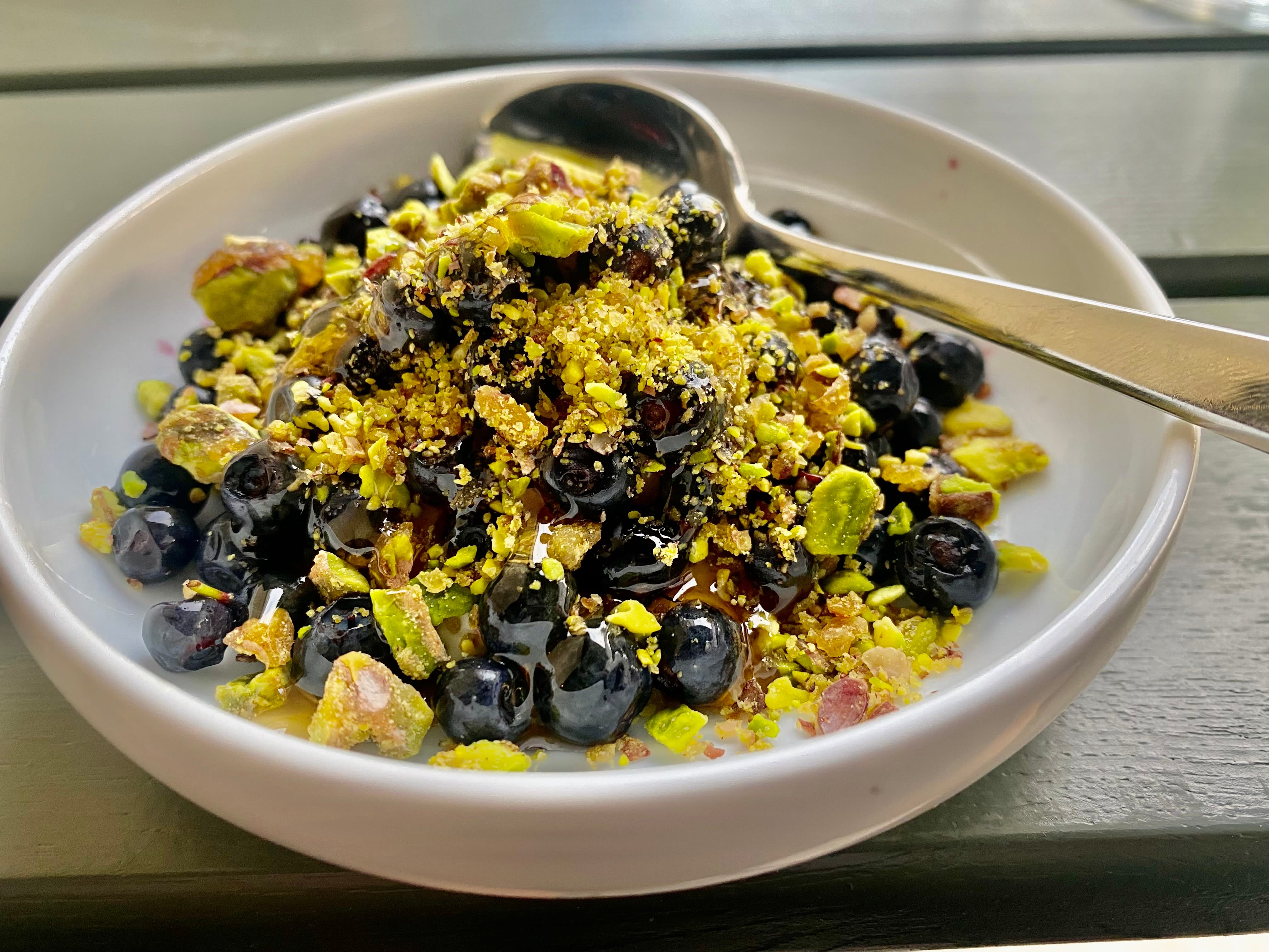 En herlig avslutning med yoghurt, blåbær, pistasienøtter og honning. 