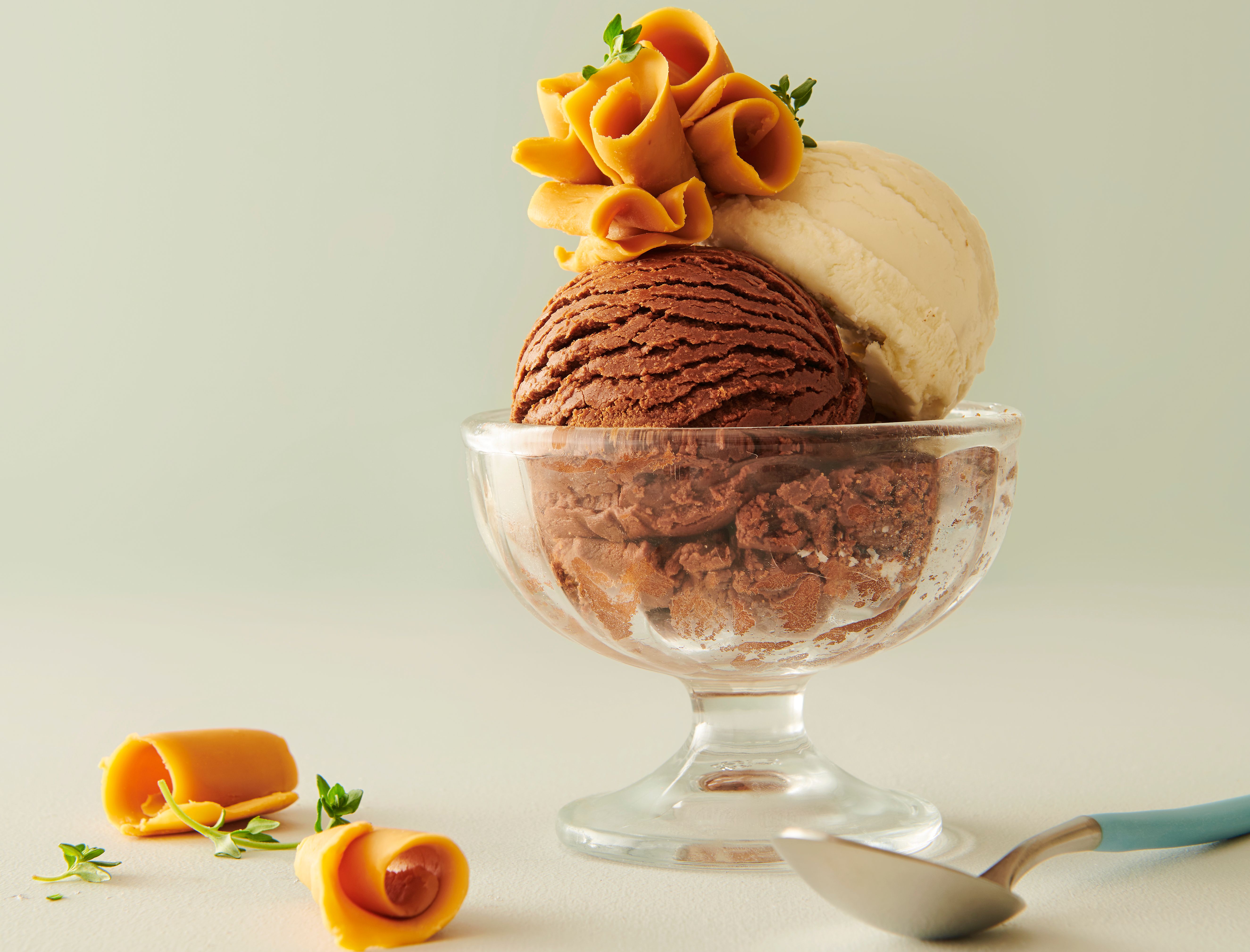 Brunost som topping på iskrem fra Synnøve Korea.