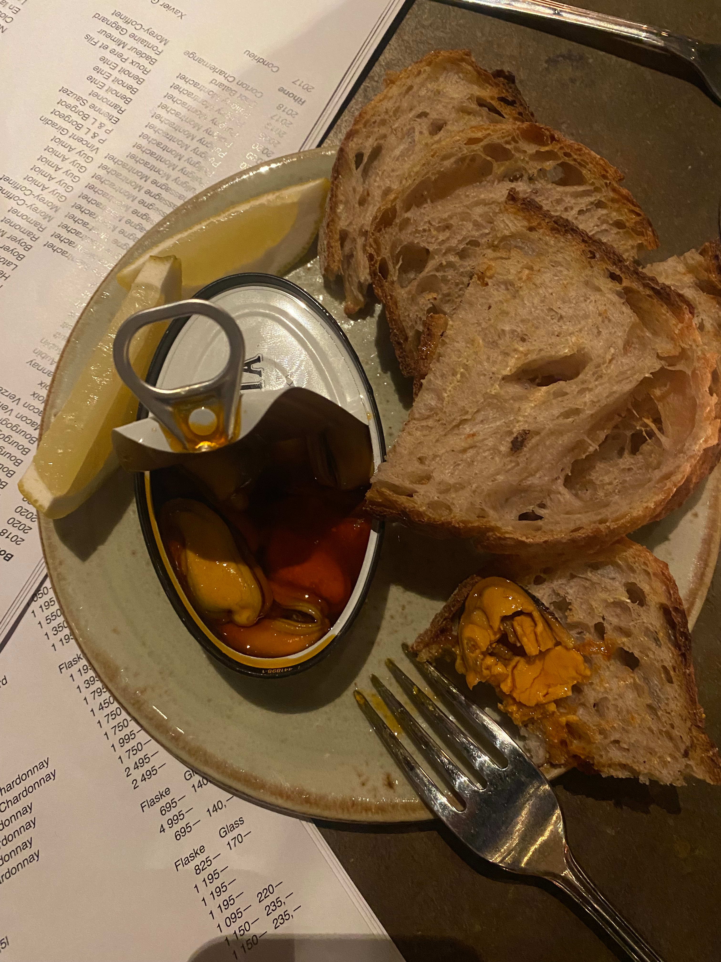 Hermetisert sjømat er på moten. Vi valgte blåskjell, men man kan også få ansjos, tunfisk og sardiner.